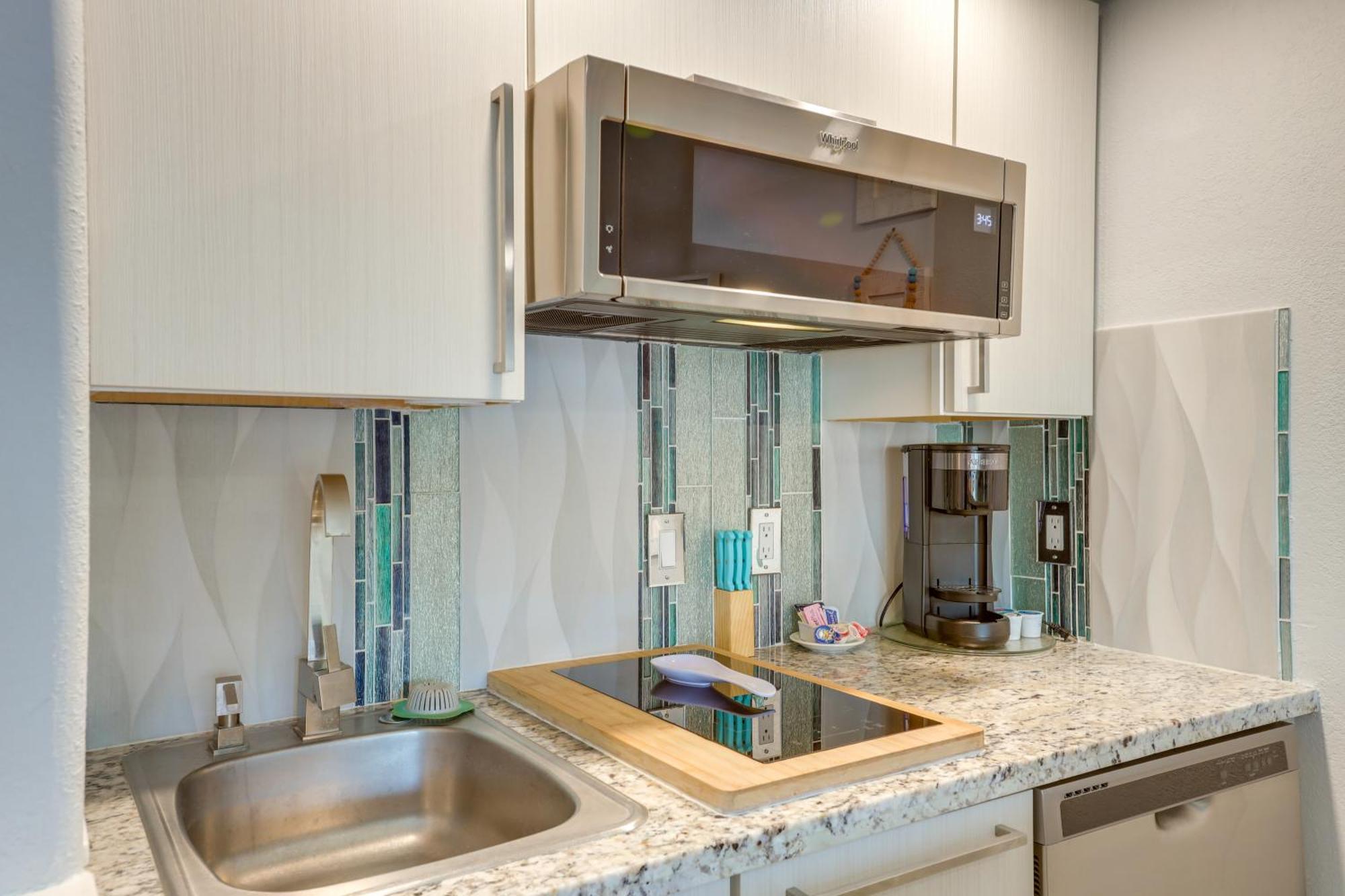 With Large Balcony Walk To Beach! Apartment