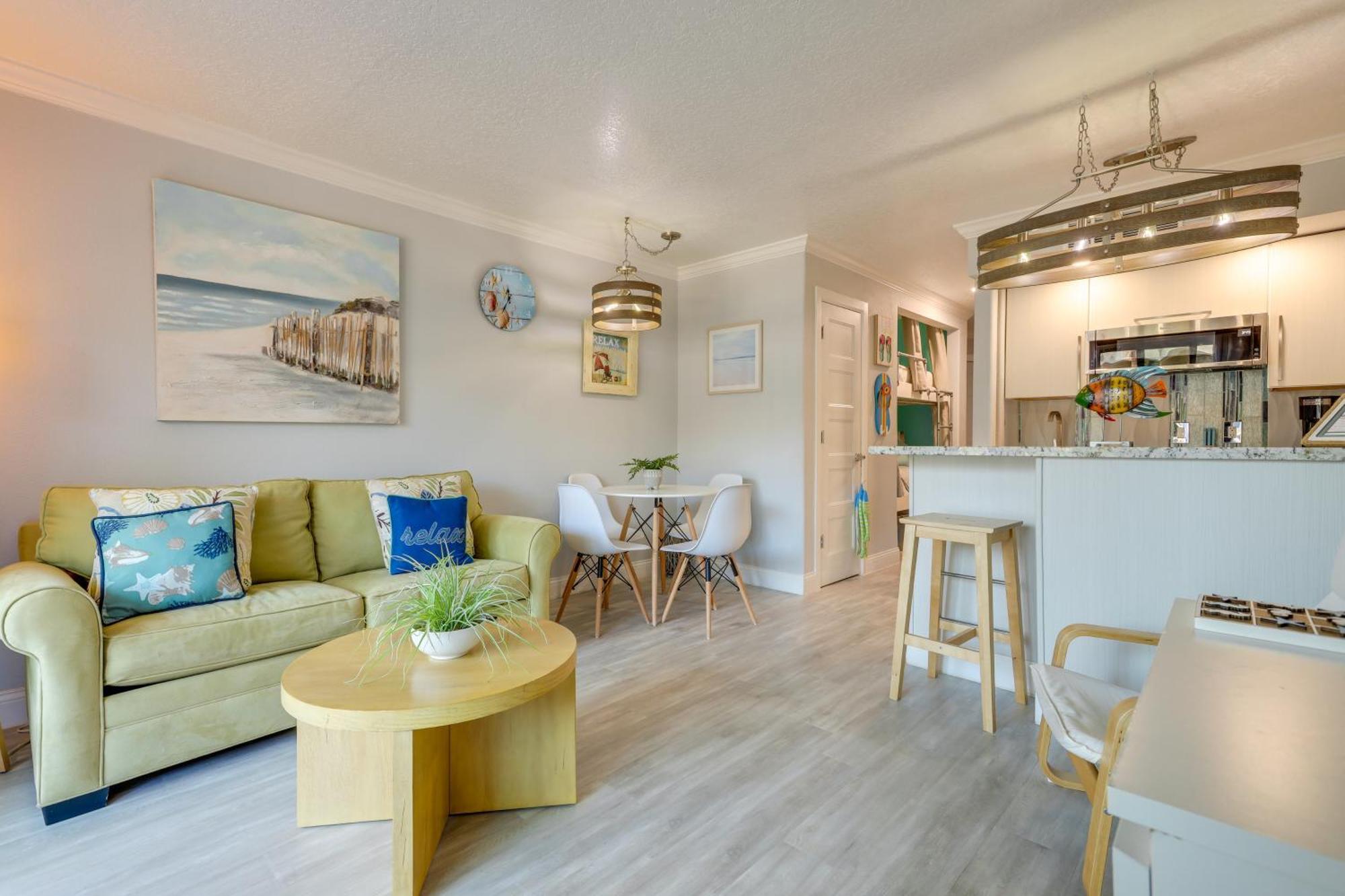 With Large Balcony Walk To Beach! Apartment