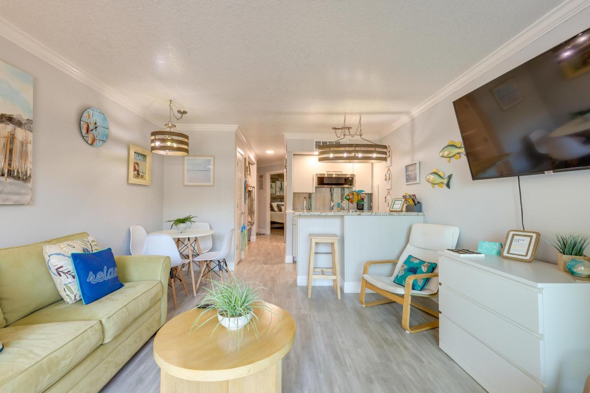 Apartment With Large Balcony Walk To Beach! *