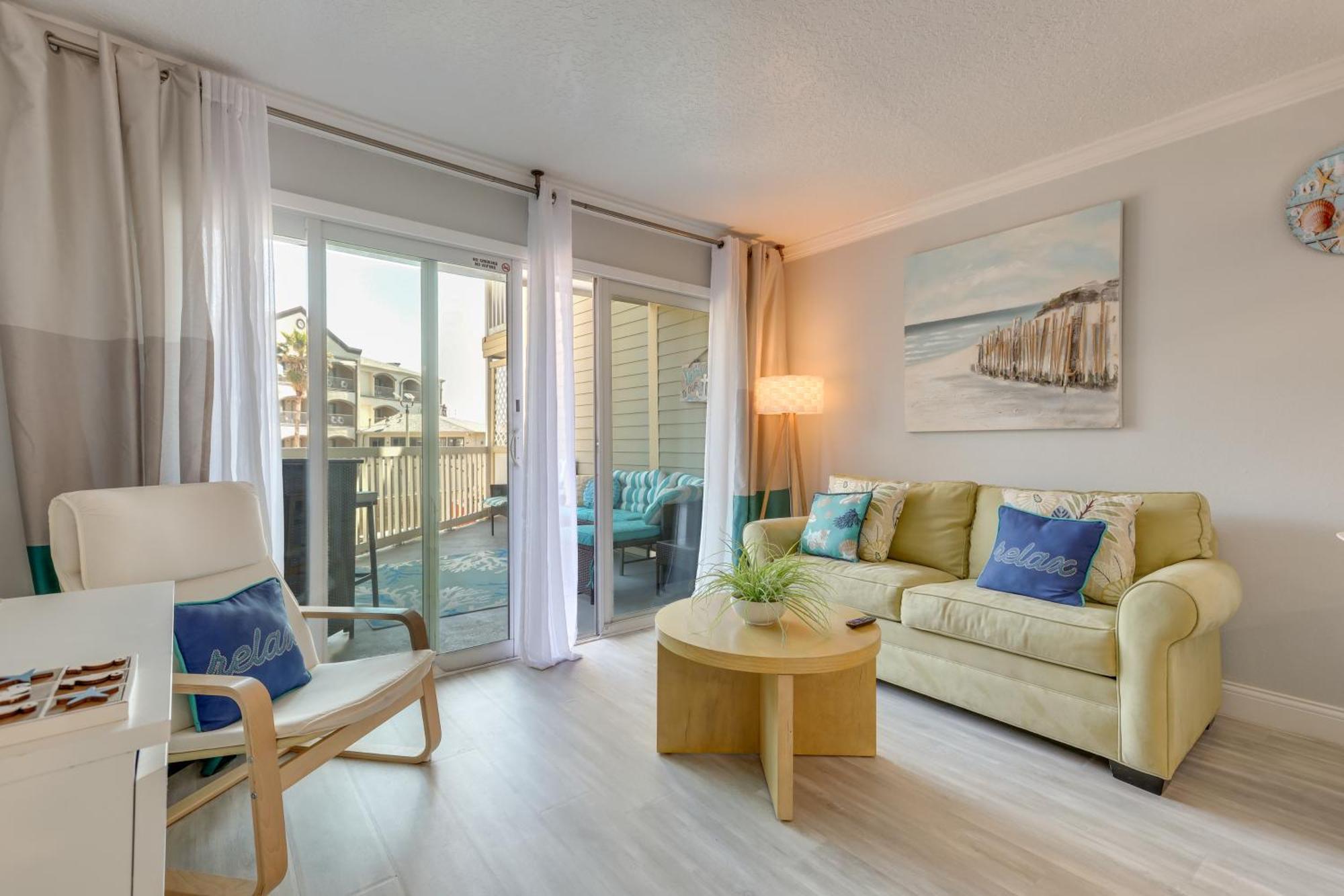 Apartment With Large Balcony Walk To Beach! *