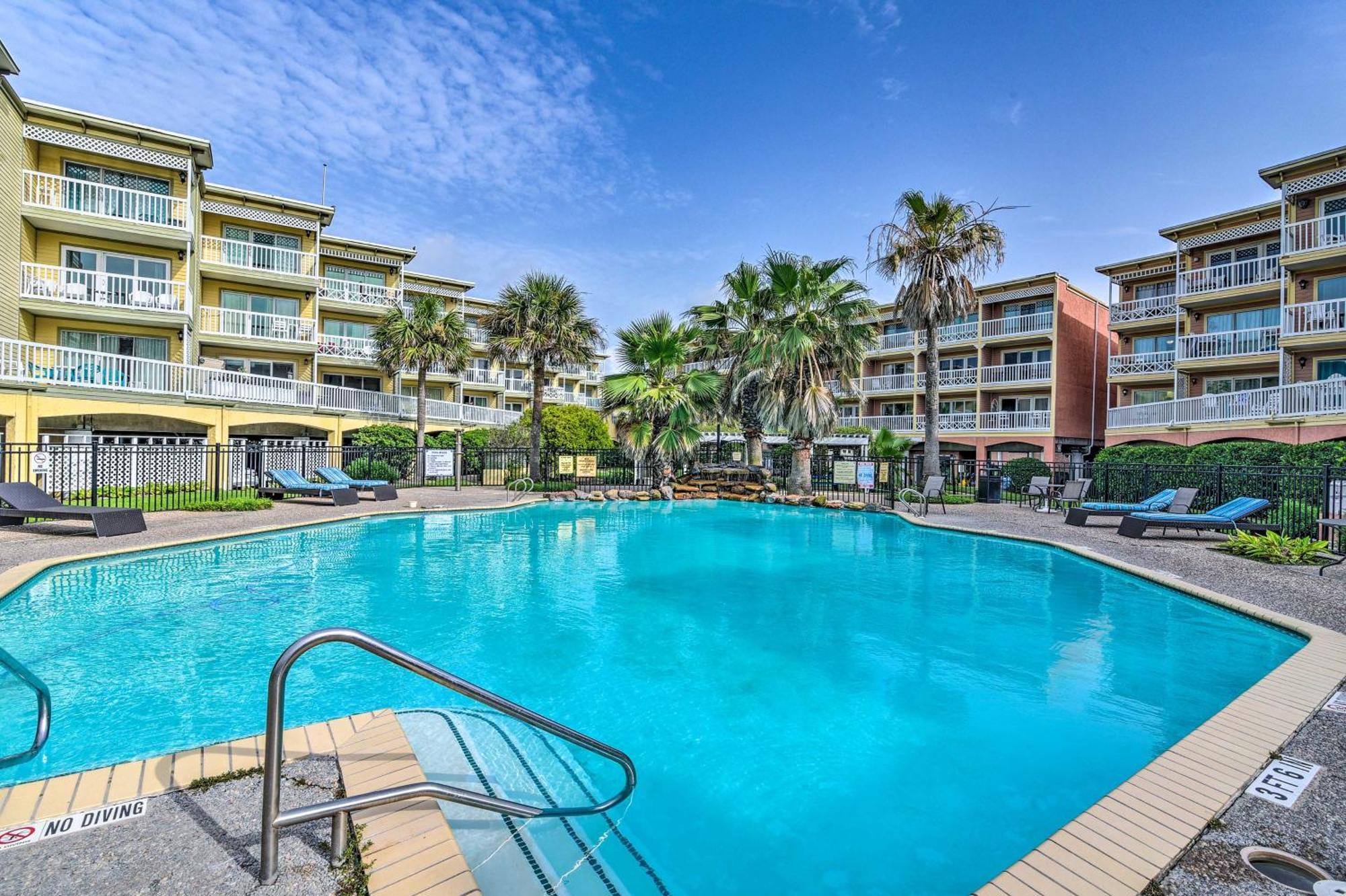 With Large Balcony Walk To Beach! Apartment *