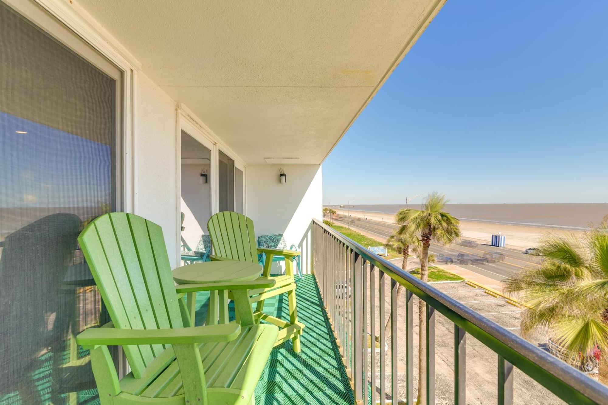 Beachfront Balcony And Pool Access! Apartment