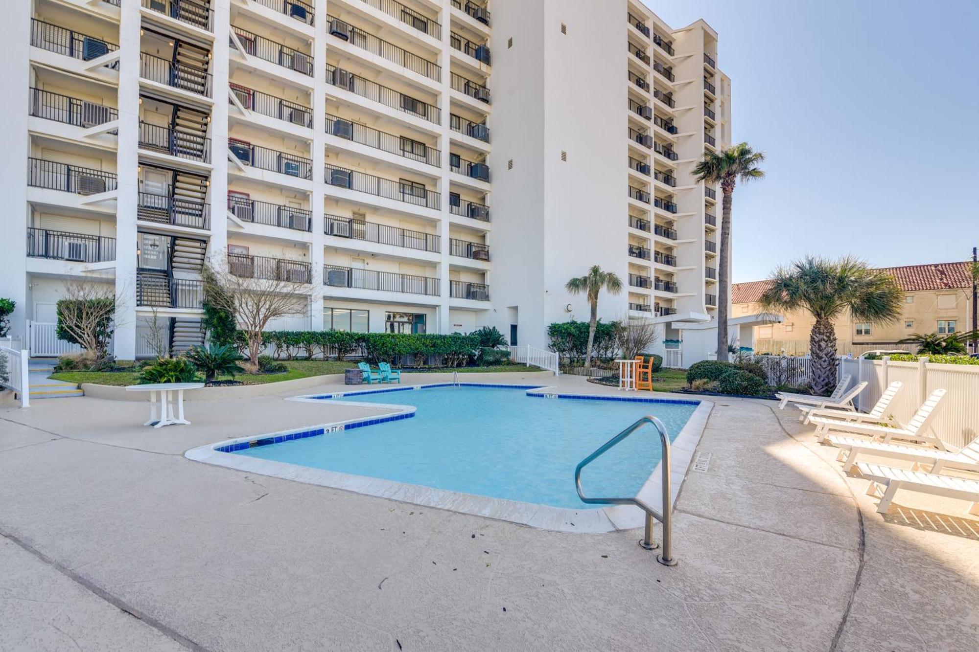 Beachfront Balcony And Pool Access! Apartment