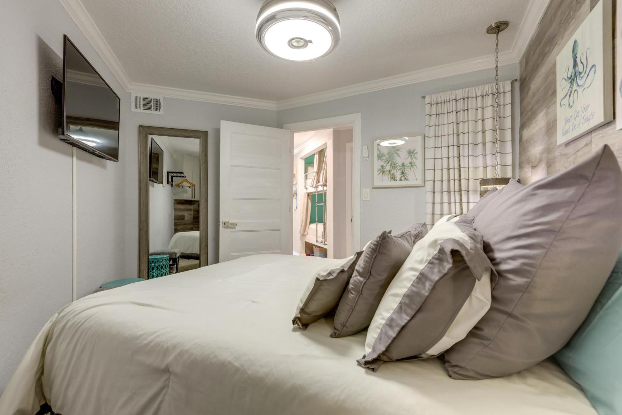 With Large Balcony Walk To Beach! Apartment Galveston