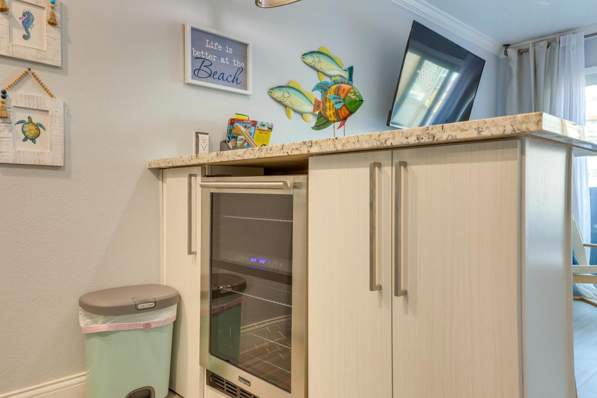 With Large Balcony Walk To Beach! * Galveston