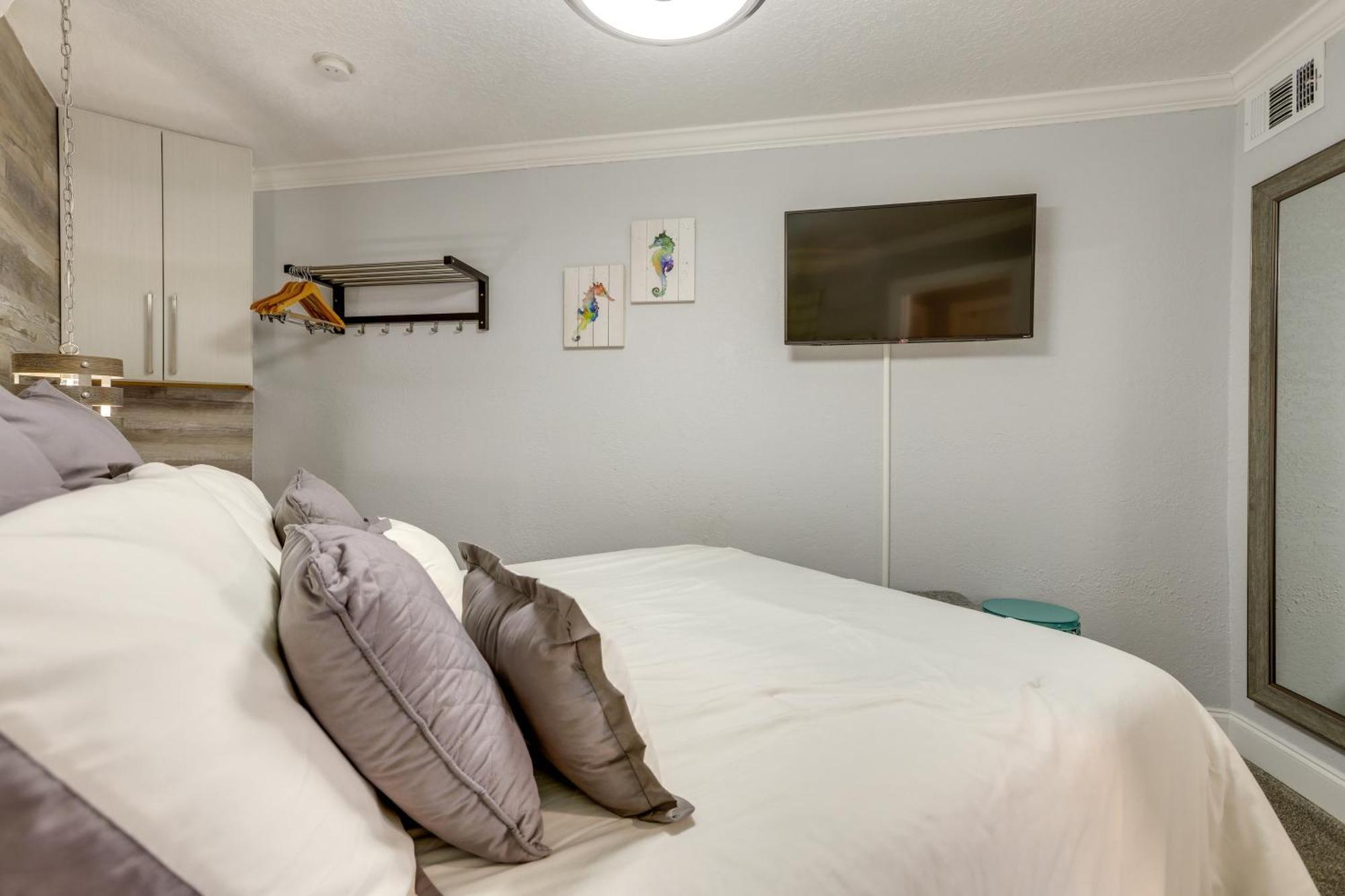 Apartment With Large Balcony Walk To Beach! Galveston