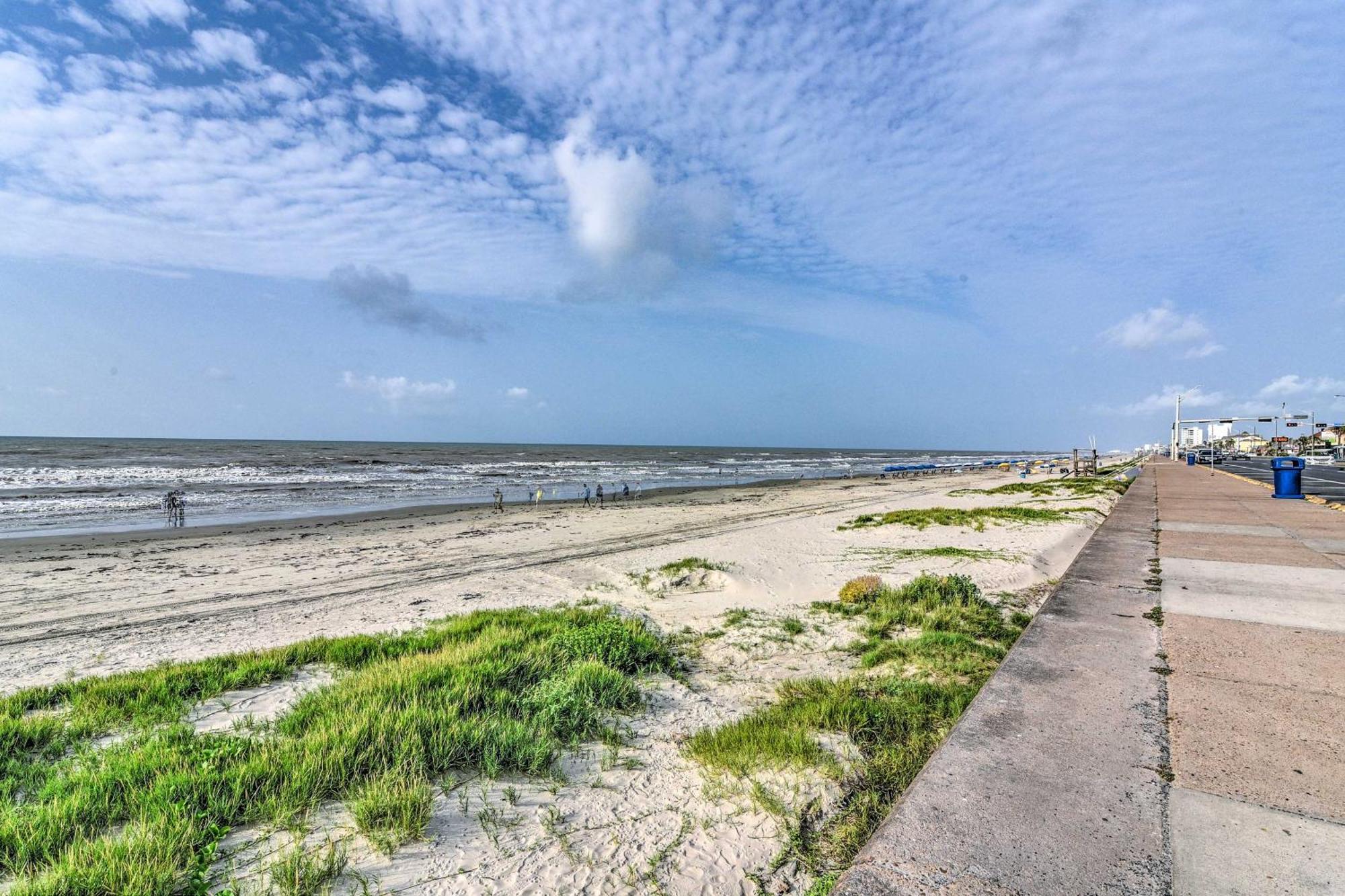 With Large Balcony Walk To Beach!