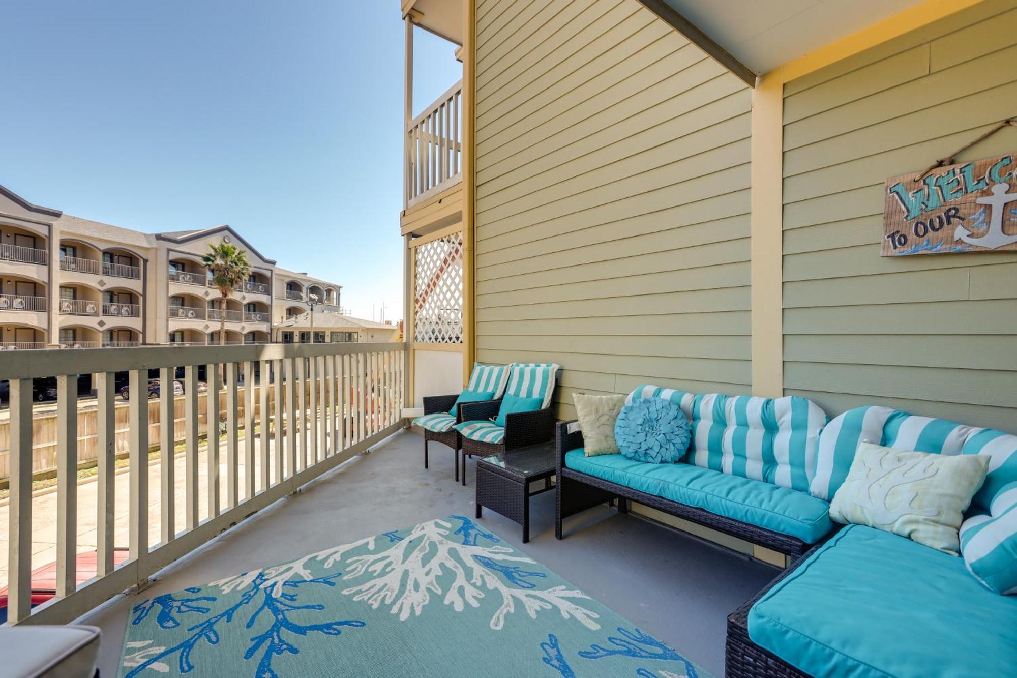 Apartment With Large Balcony Walk To Beach! Galveston