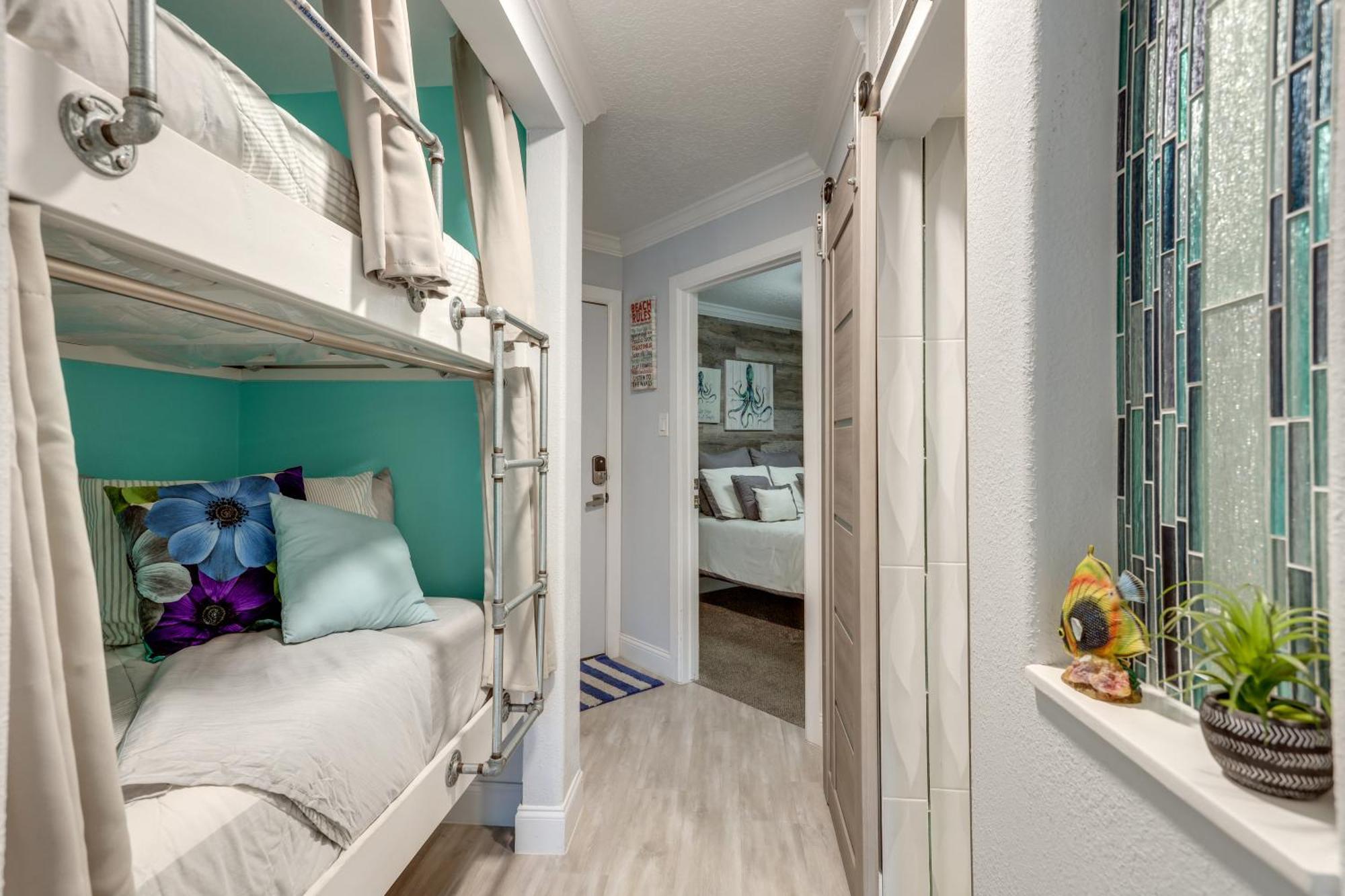 With Large Balcony Walk To Beach! * Galveston