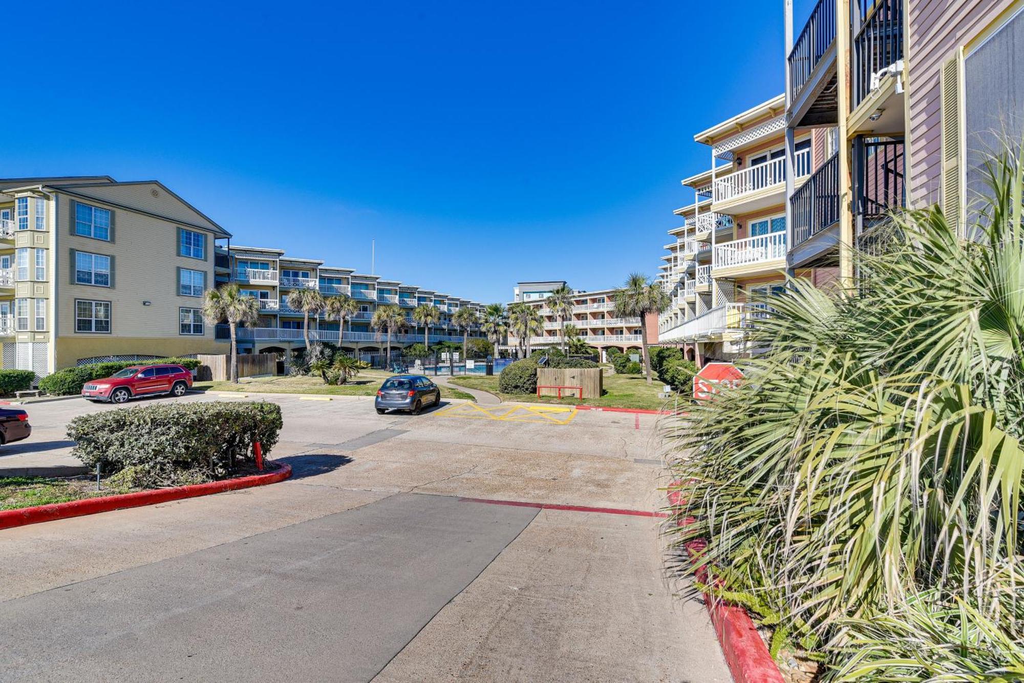 Apartment With Large Balcony Walk To Beach! Galveston