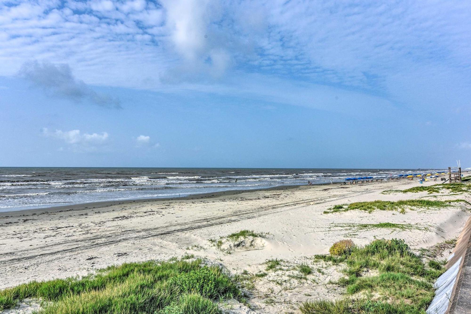 Apartment With Large Balcony Walk To Beach!