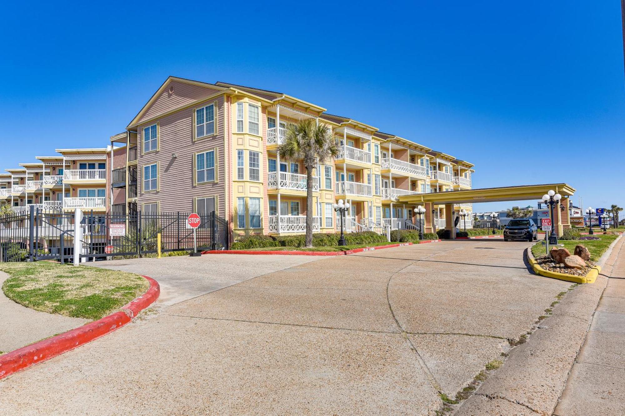 With Large Balcony Walk To Beach!