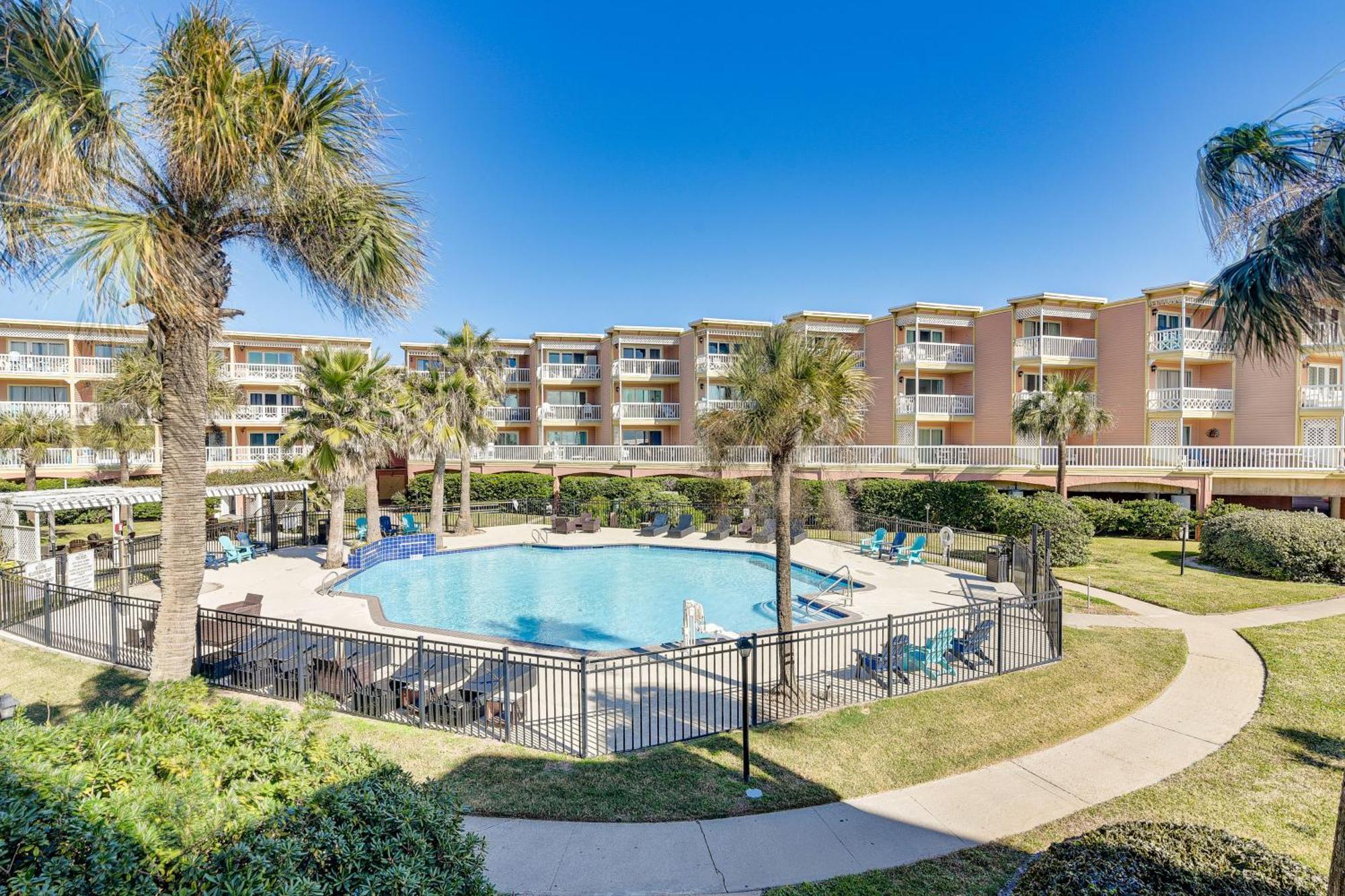 With Large Balcony Walk To Beach! Apartment