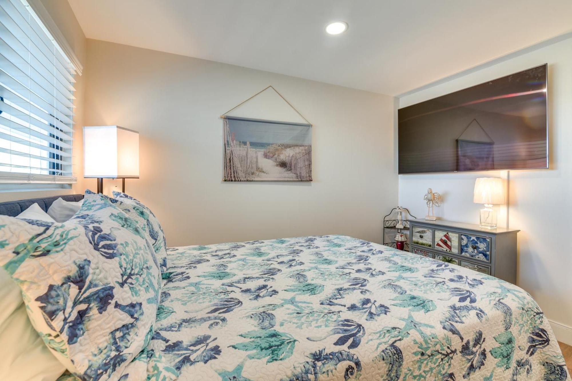 Beachfront Balcony And Pool Access!
