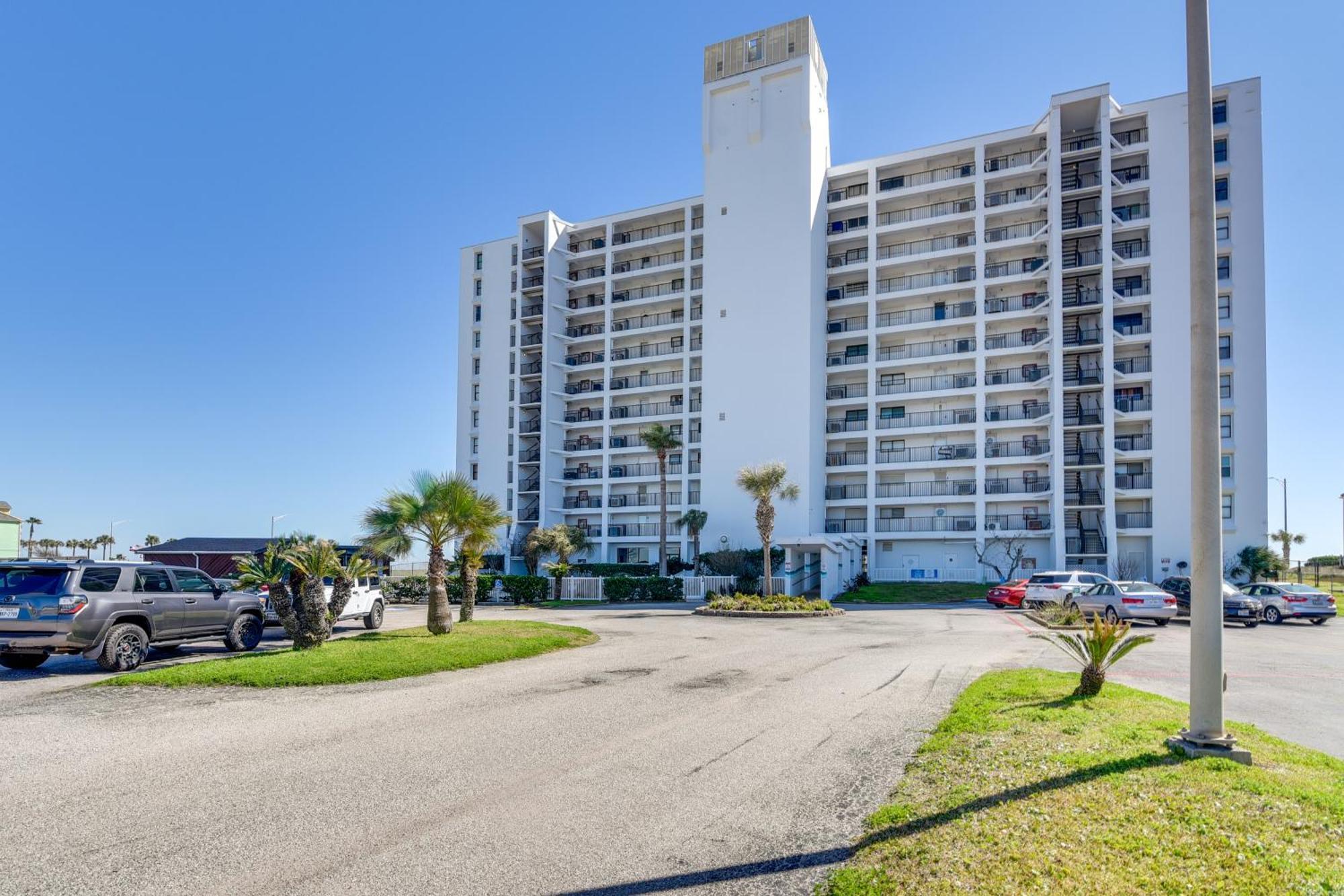 Beachfront Balcony And Pool Access! Apartment Galveston