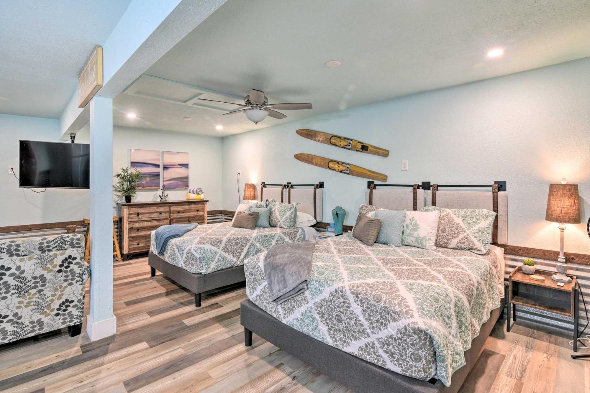 Group Getaway With Private Yard And Fire Pit Holiday home *