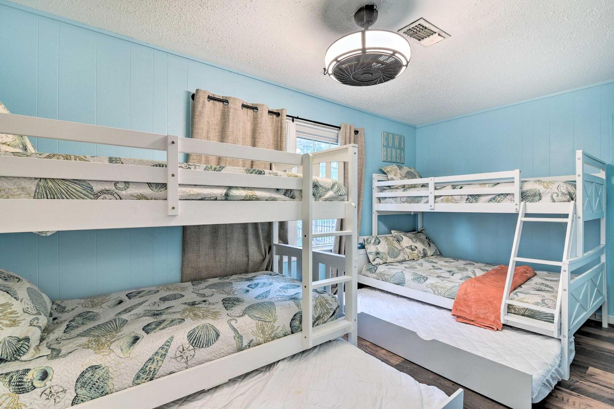 Holiday home Group Getaway With Private Yard And Fire Pit