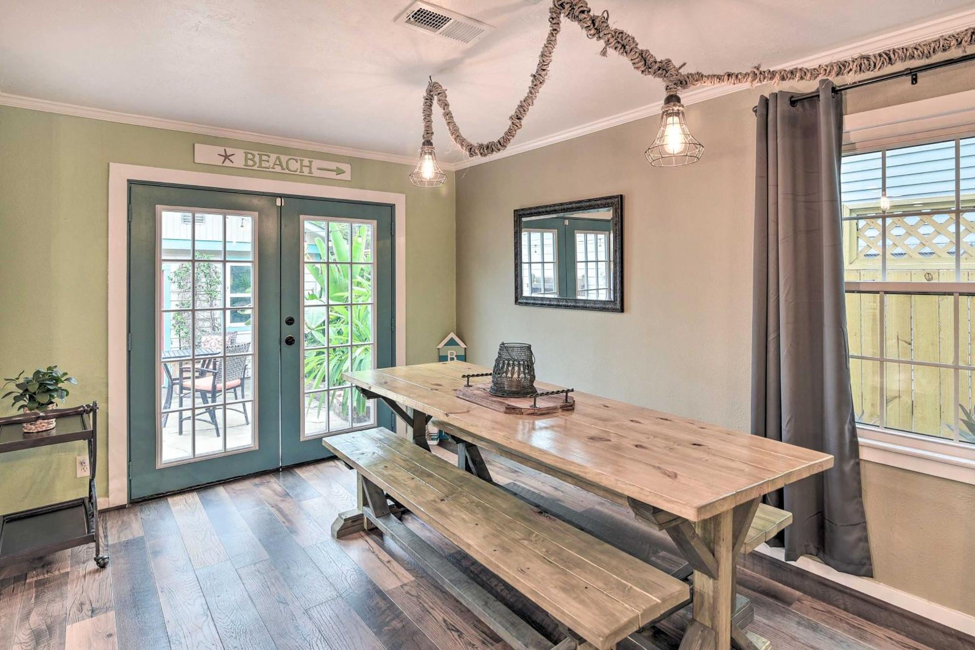 Holiday home Group Getaway With Private Yard And Fire Pit *