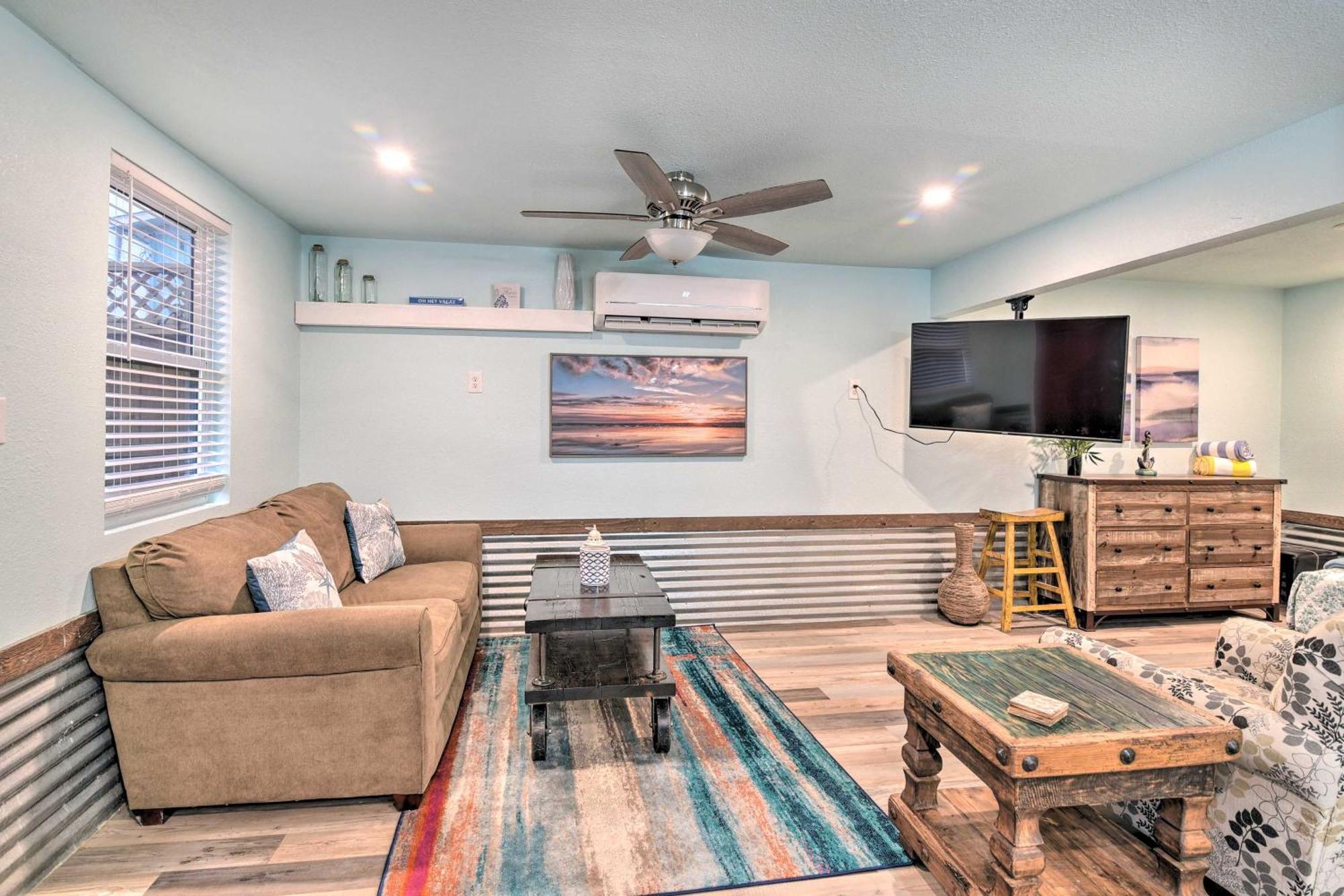Group Getaway With Private Yard And Fire Pit Holiday home *