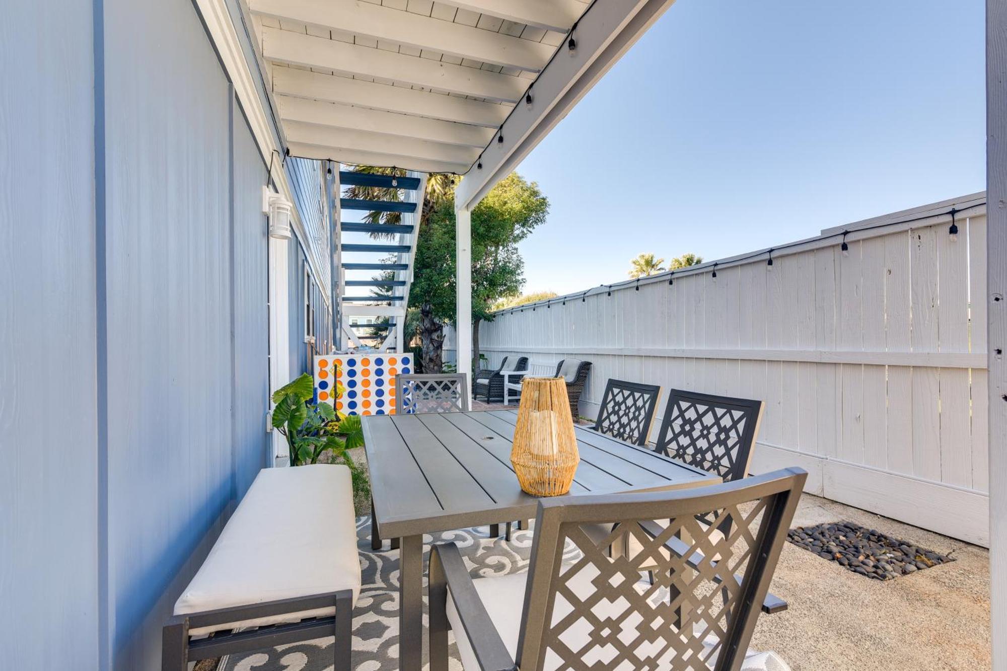 Seaside Retreat In Near Pleasure Pier! *