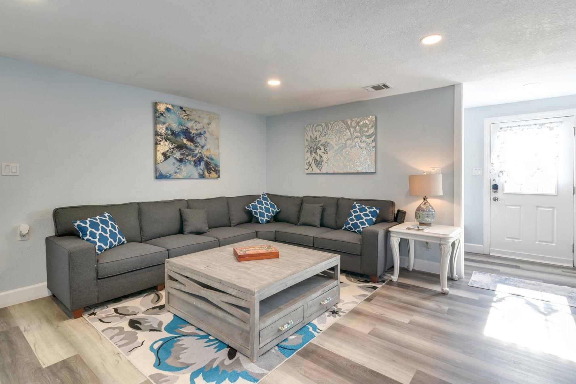 Seaside Retreat In Near Pleasure Pier!