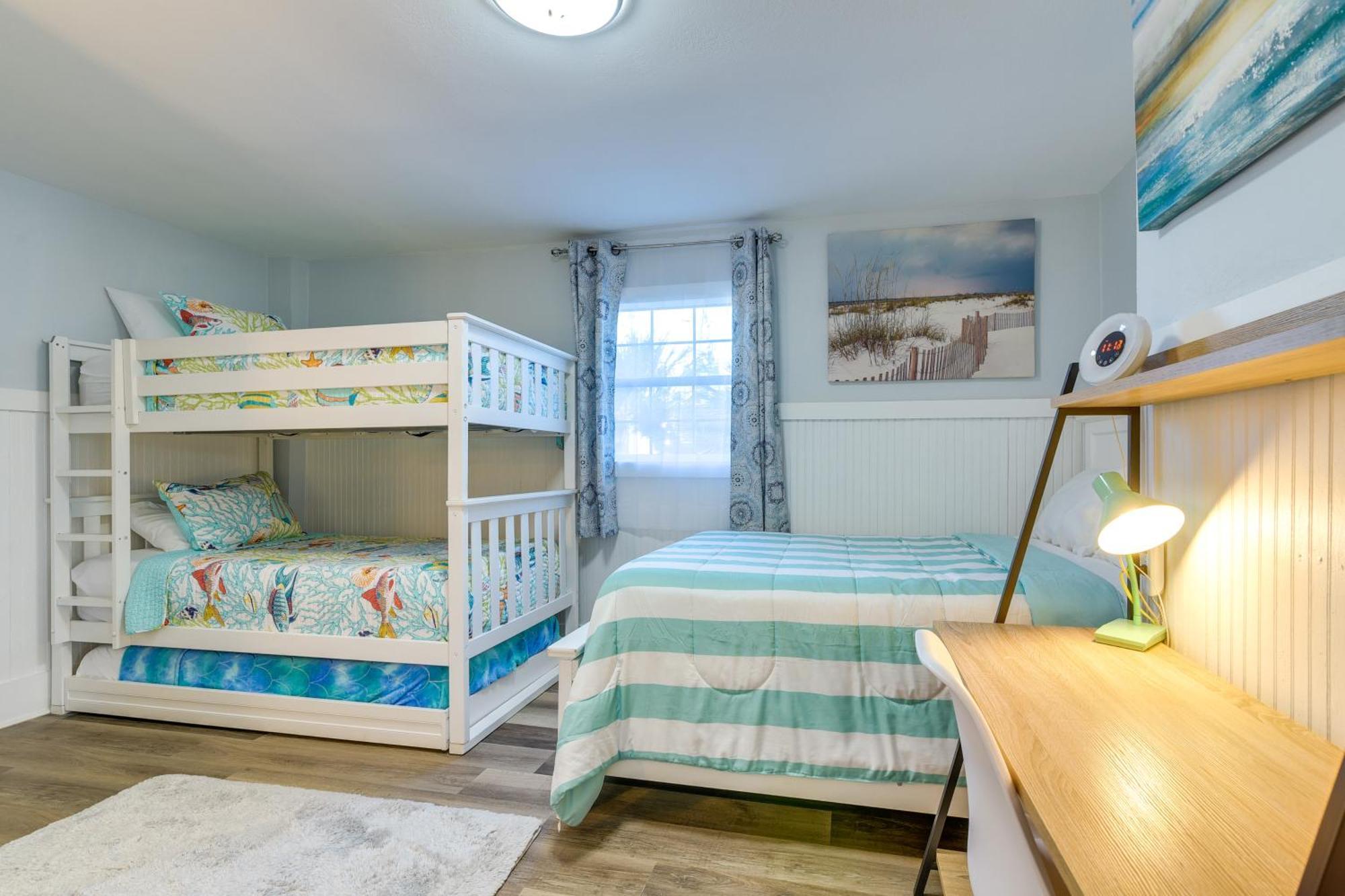 Seaside Retreat In Near Pleasure Pier!