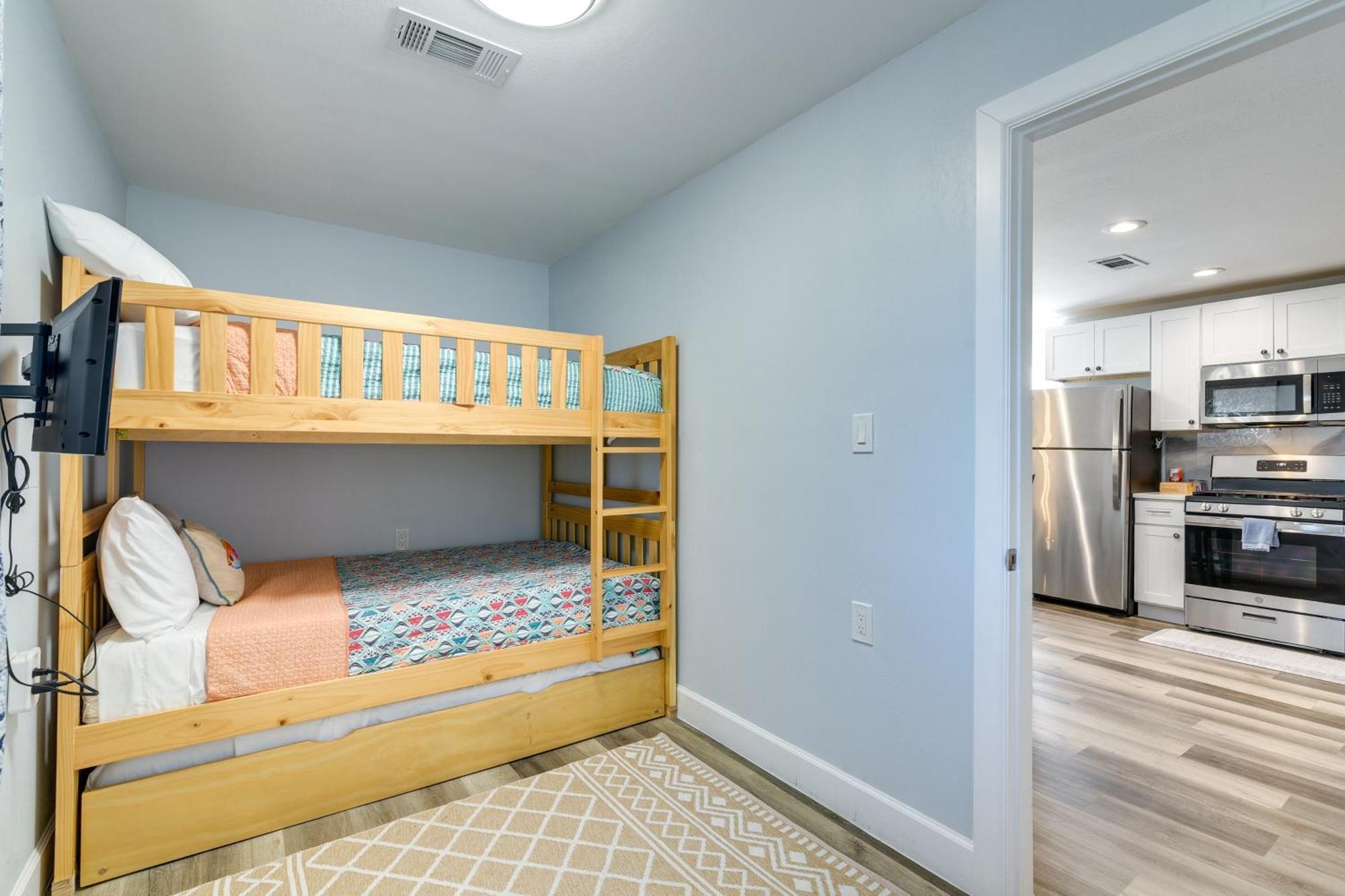 Seaside Retreat In Near Pleasure Pier! Galveston