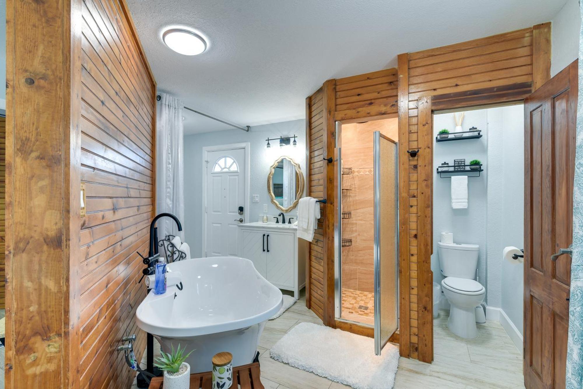 Seaside Retreat In Near Pleasure Pier!