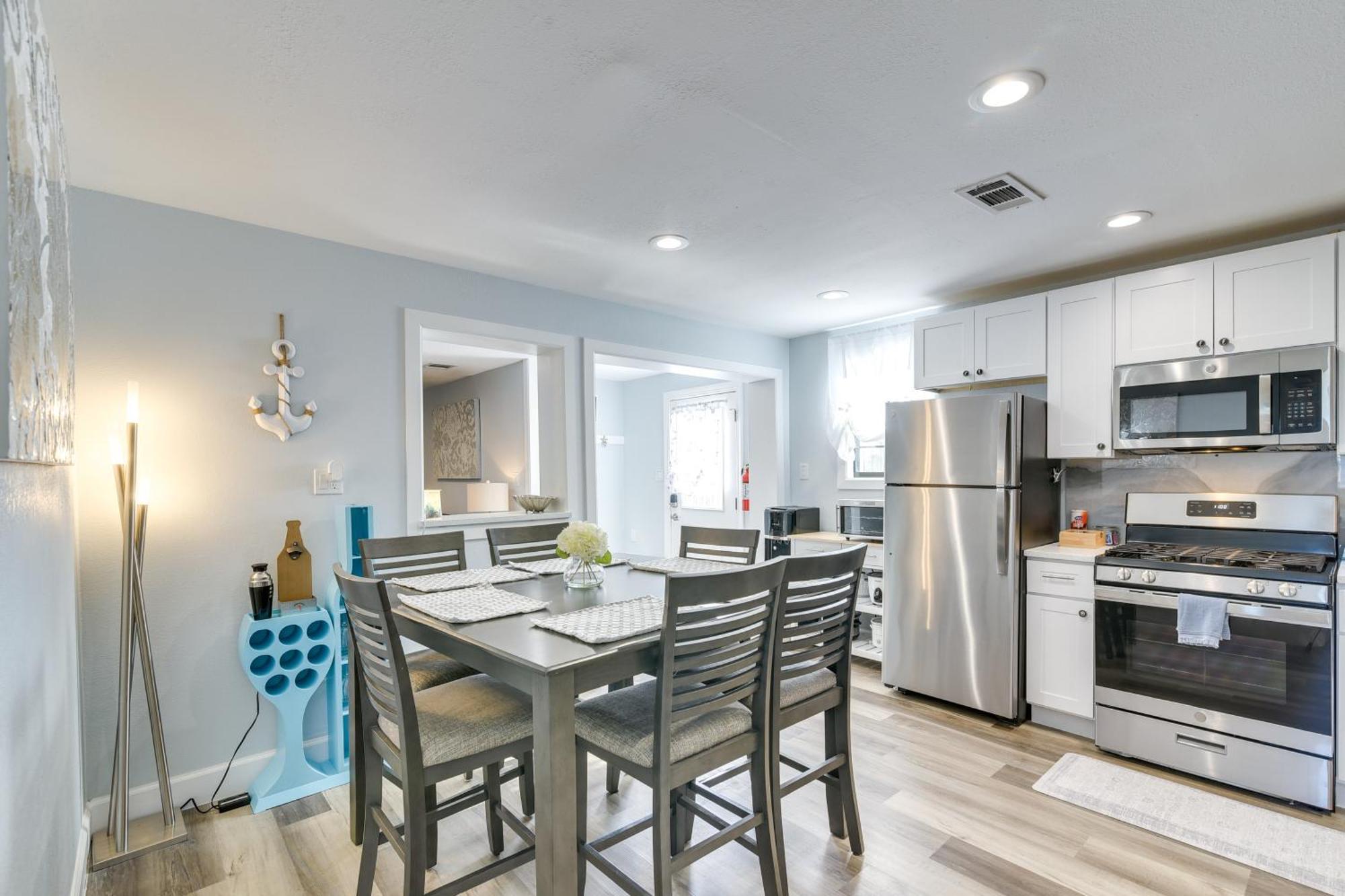 Seaside Retreat In Near Pleasure Pier! Galveston