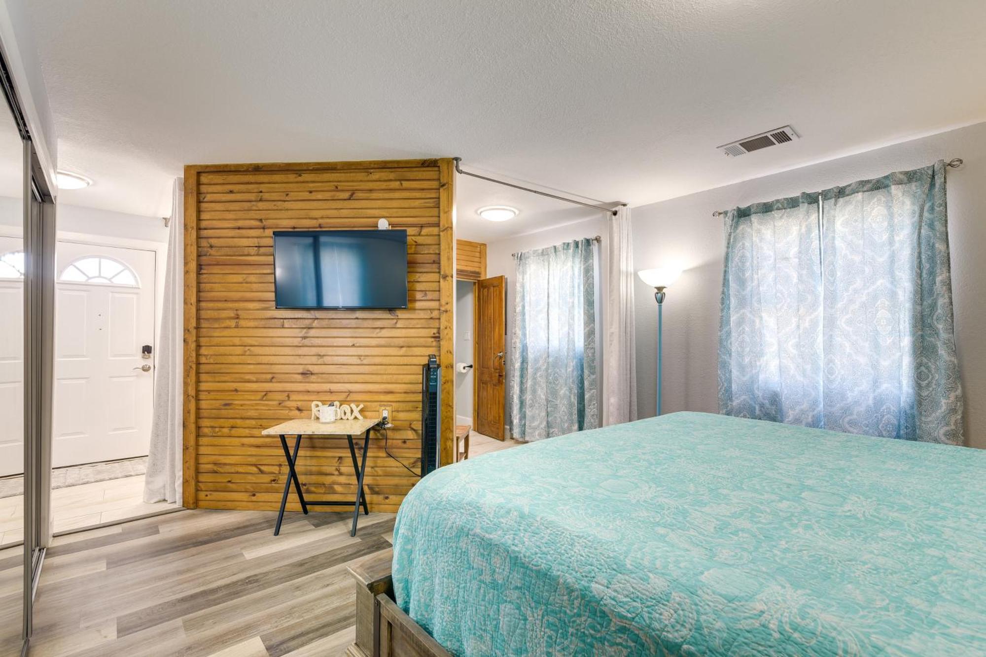 Seaside Retreat In Near Pleasure Pier!