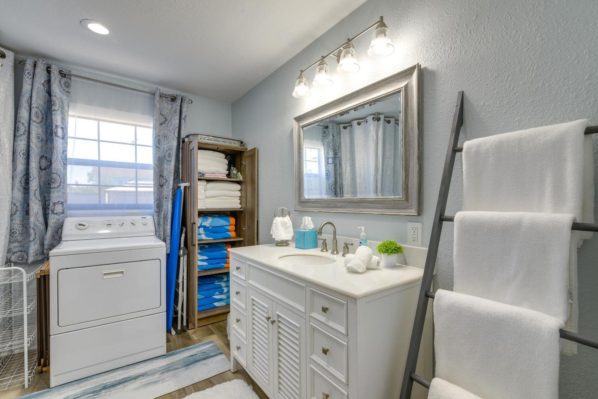 Seaside Retreat In Near Pleasure Pier! Galveston