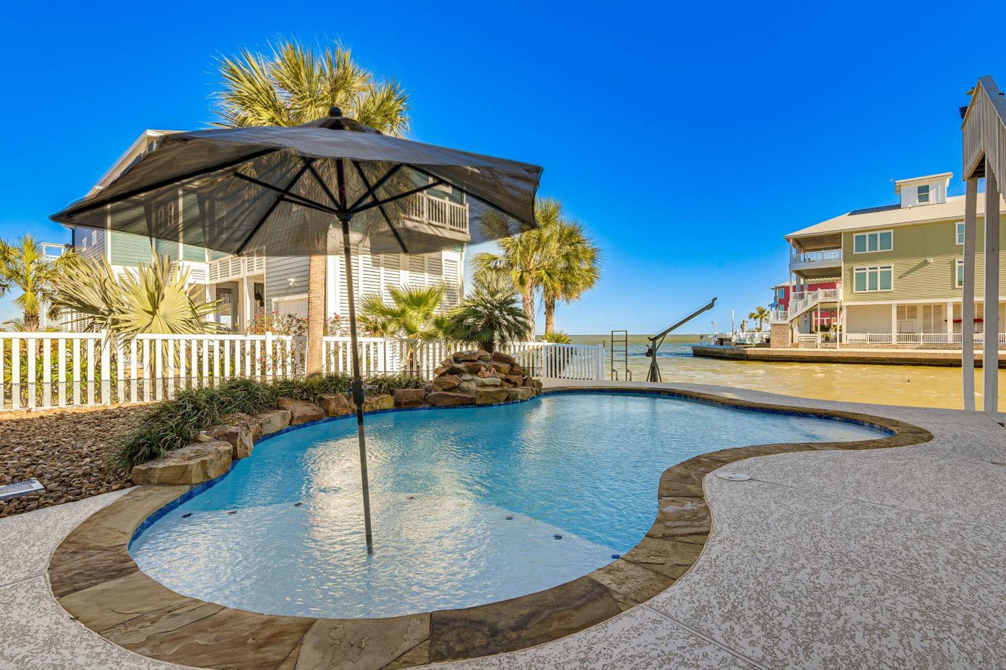 Gorgeous Bay With Private Pool! Holiday home