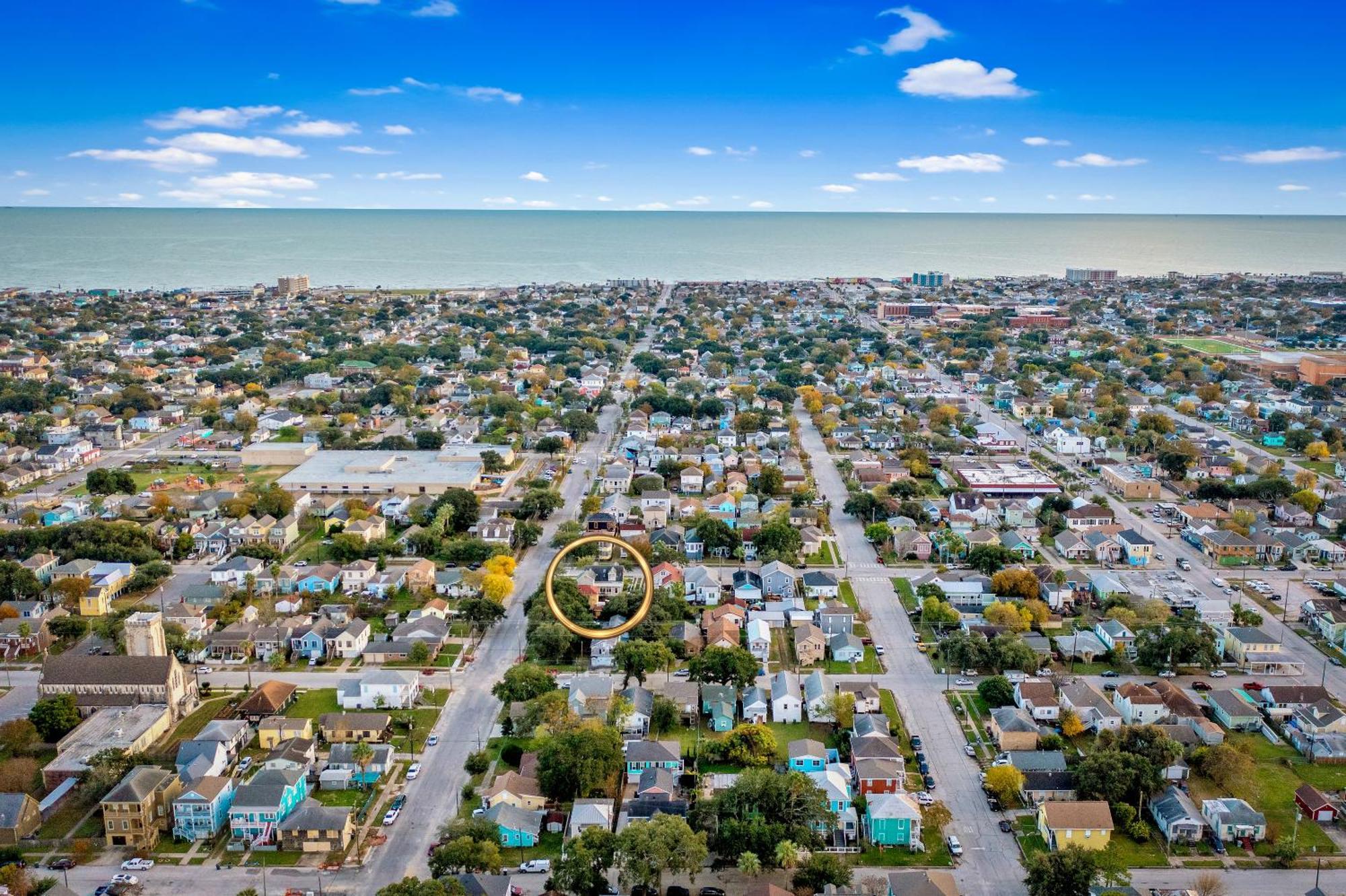 Historic 1871 Coastal Breeze With Heated Pool - Restoring Holiday home Galveston