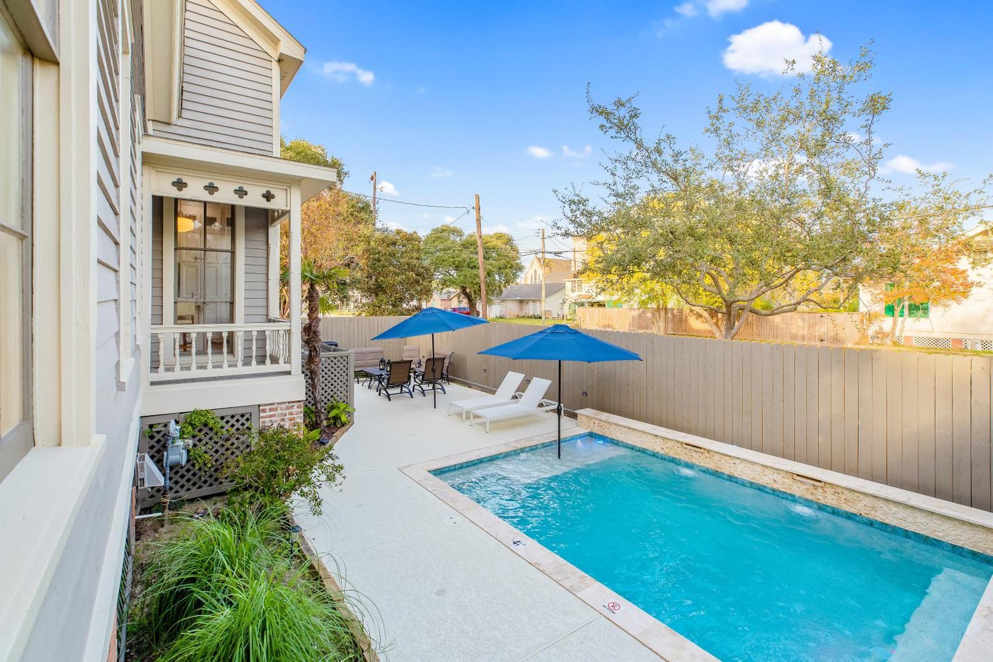 Historic 1871 Coastal Breeze With Heated Pool - Restoring * Galveston