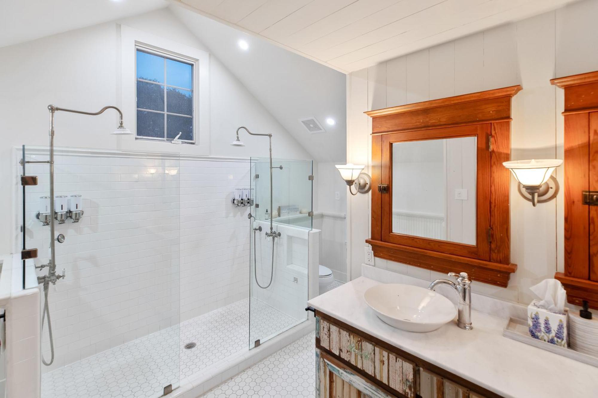 Historic 1871 Coastal Breeze With Heated Pool - Restoring Galveston