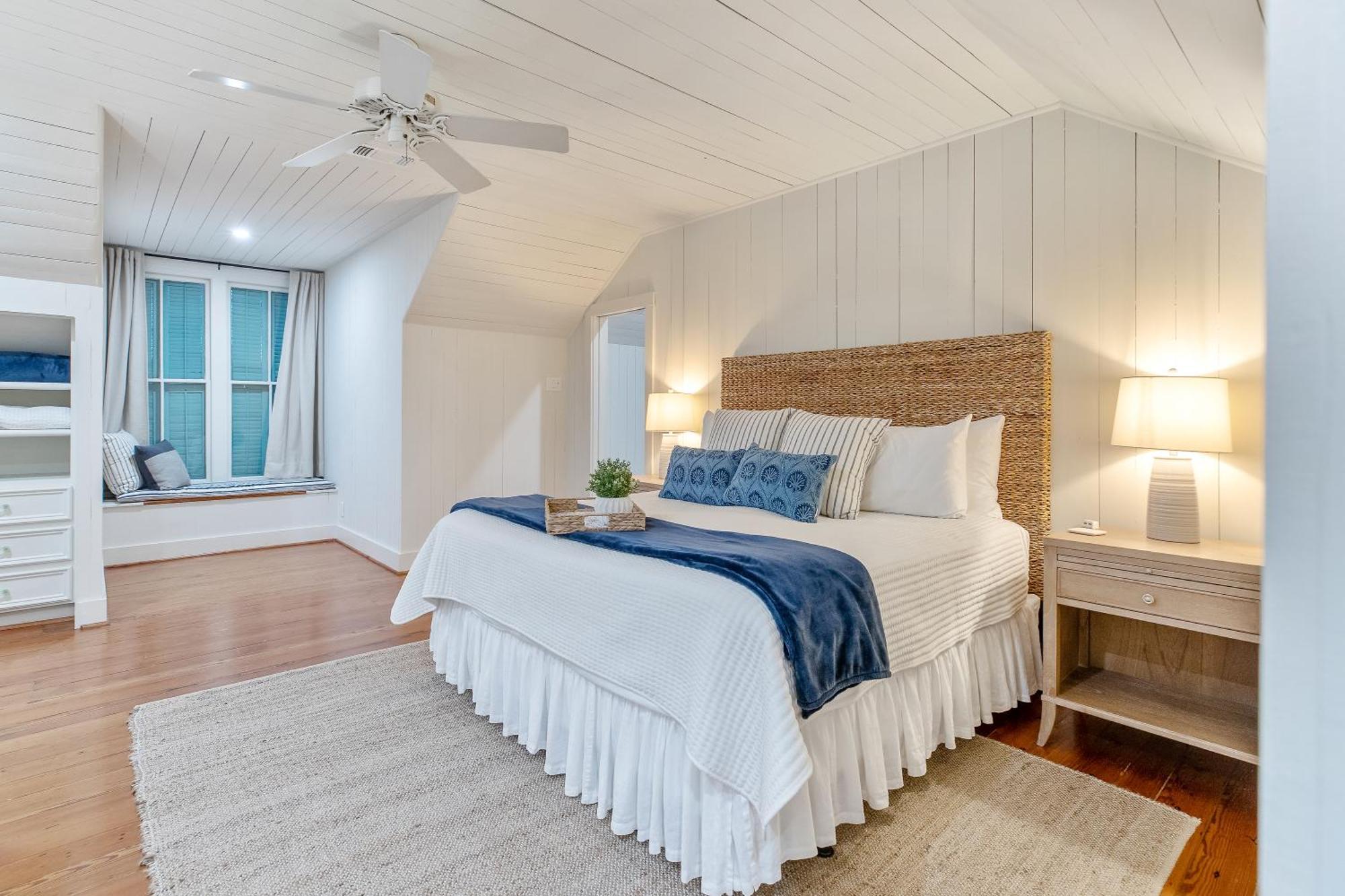 Historic 1871 Coastal Breeze With Heated Pool - Restoring Holiday home