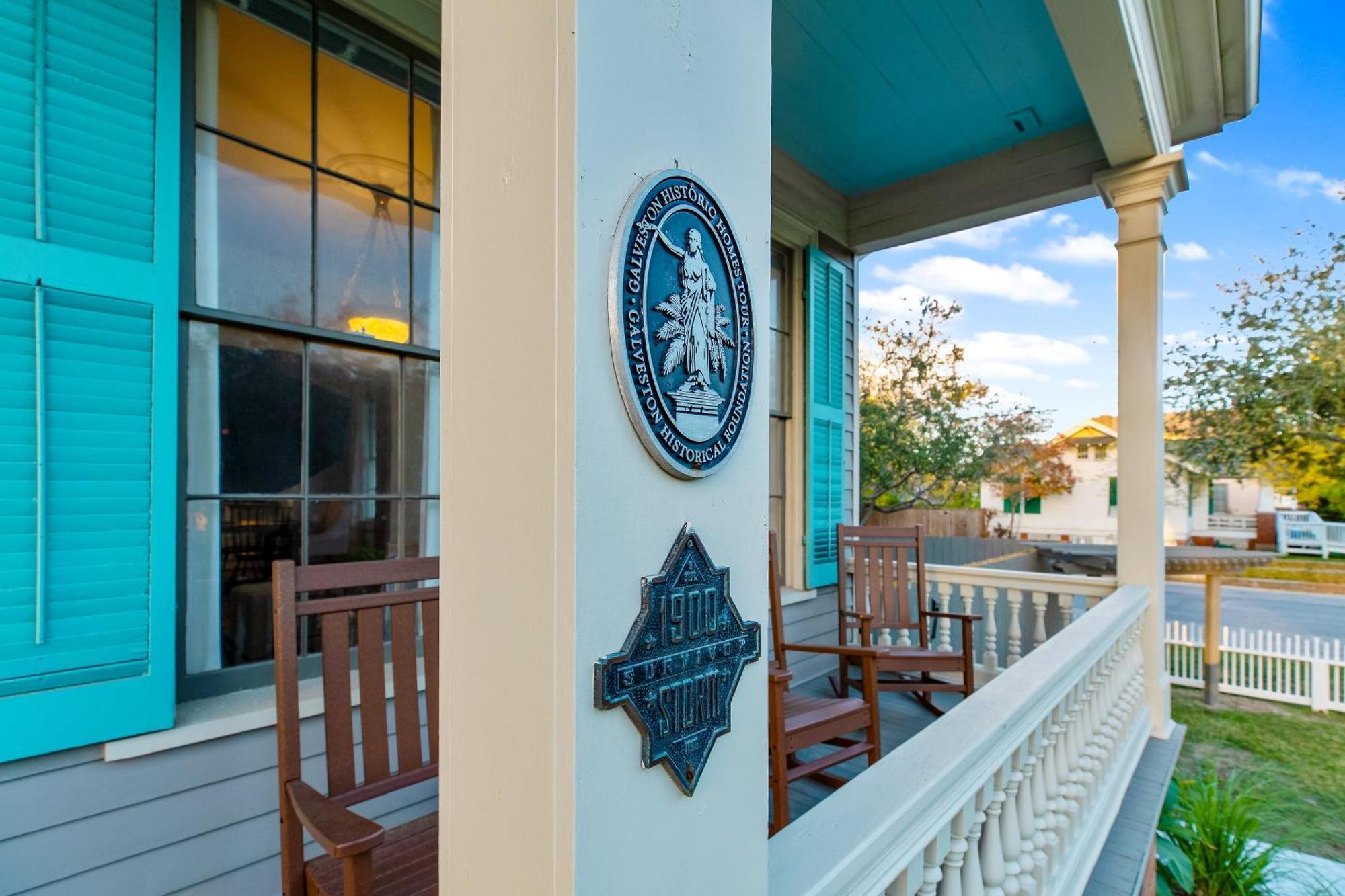 Historic 1871 Coastal Breeze With Heated Pool - Restoring Holiday home Galveston