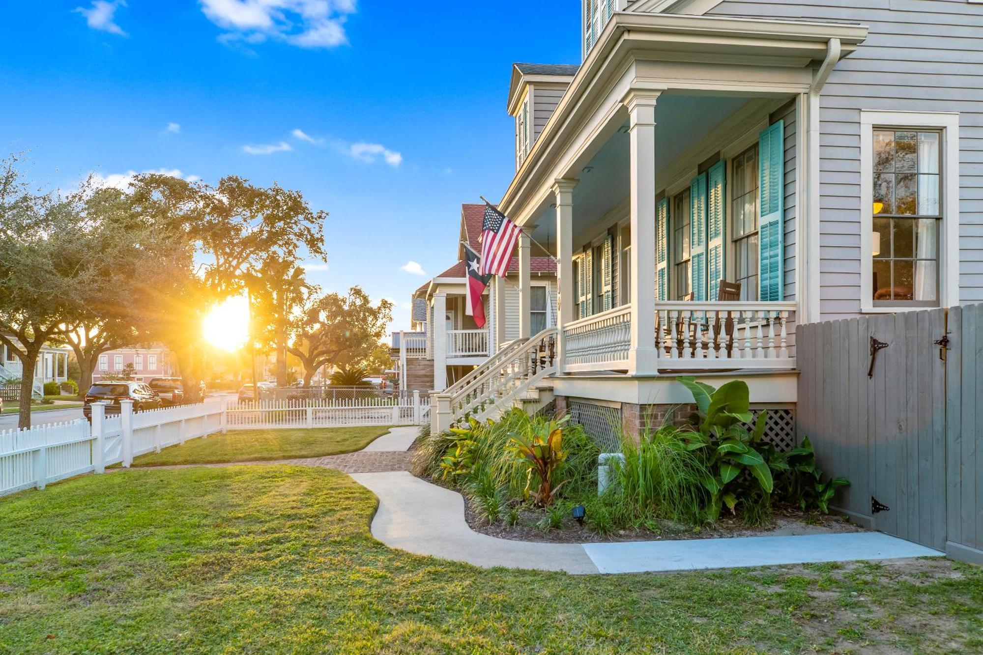 Historic 1871 Coastal Breeze With Heated Pool - Restoring Holiday home *