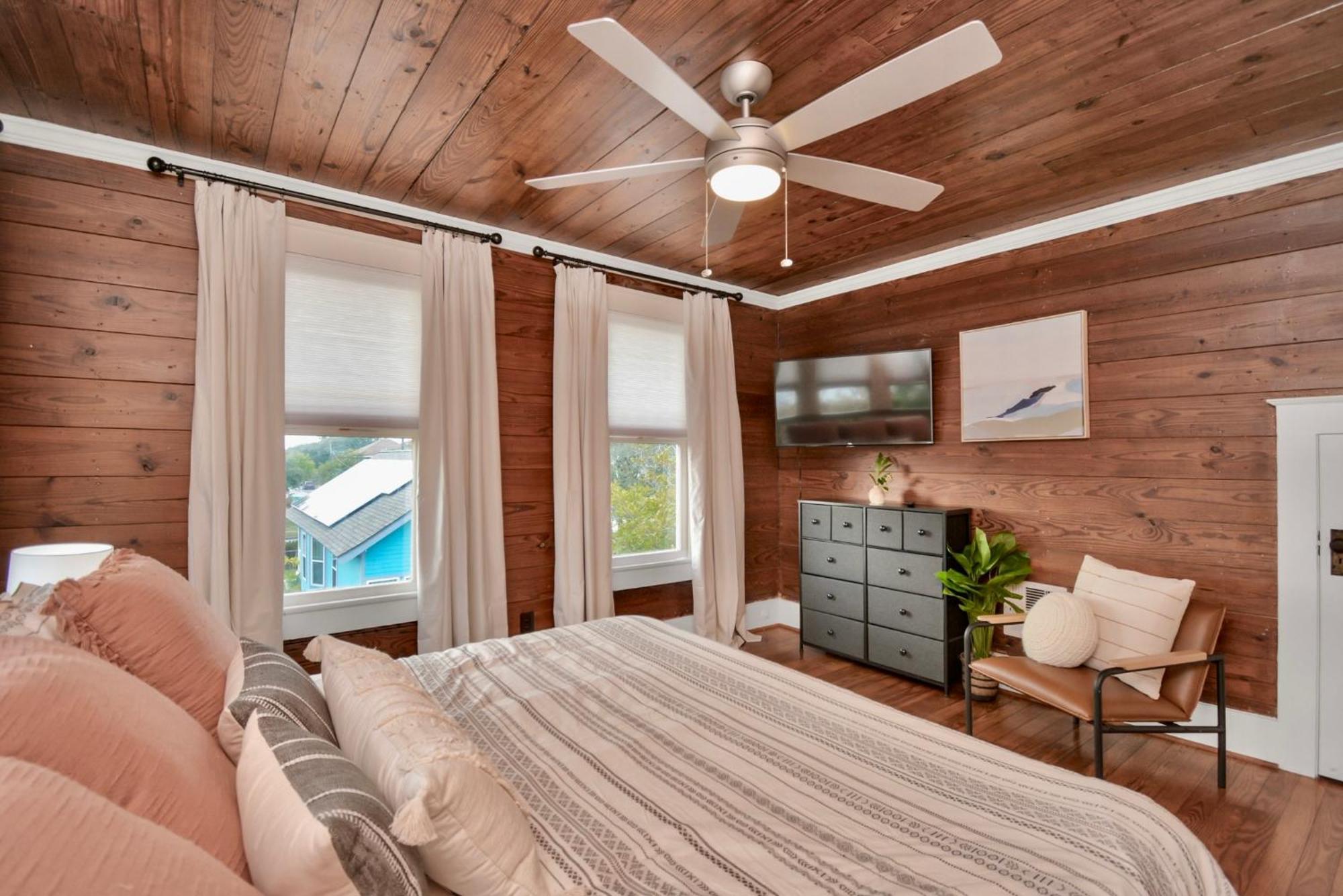 Coastal Craftsman- Walk To & Pleasure Pier- As Seen On 'restoring Galveston' Holiday home
