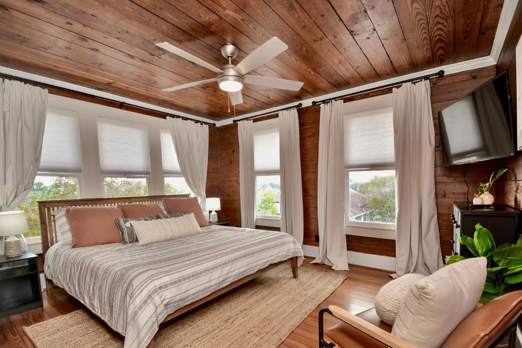 Holiday home Coastal Craftsman- Walk To & Pleasure Pier- As Seen On 'restoring Galveston'