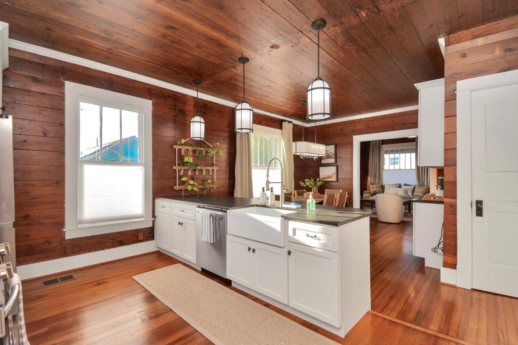 Coastal Craftsman- Walk To & Pleasure Pier- As Seen On 'restoring Galveston' Holiday home *