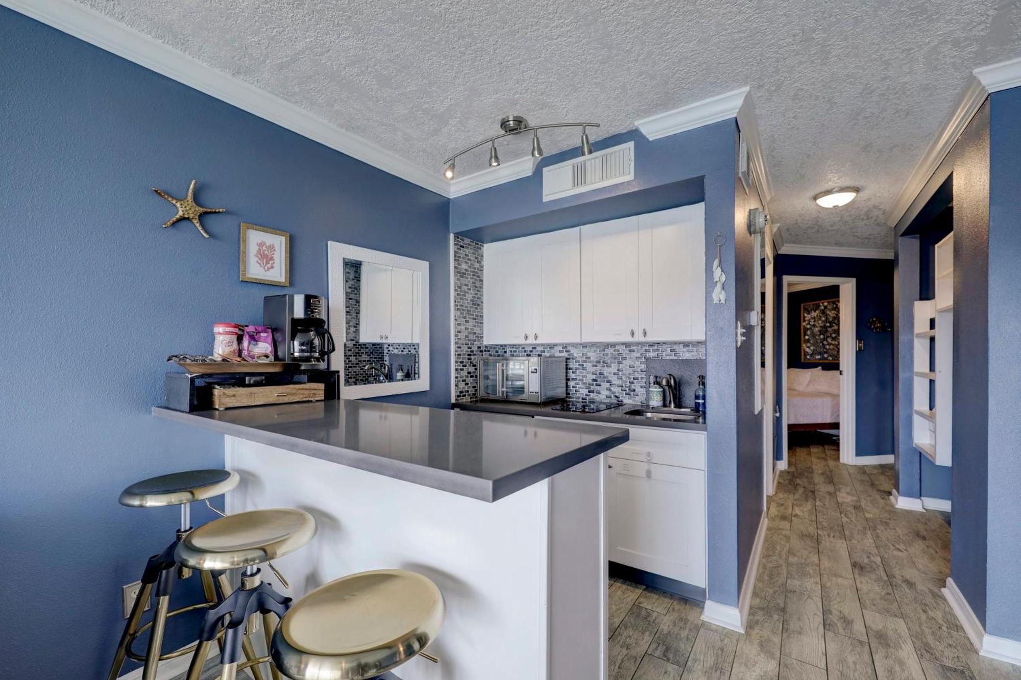 Beautiful Ocean Views At The Victorian Apartment
