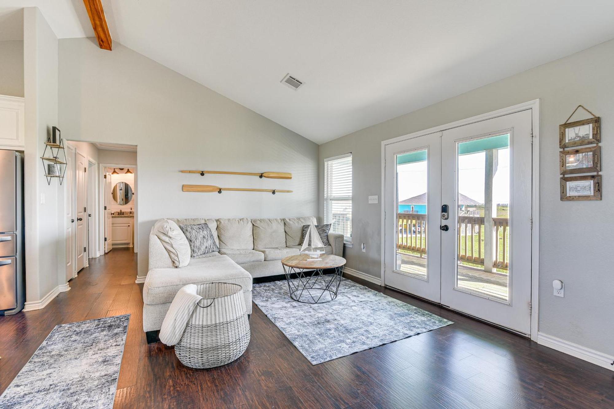 With Covered Patio Walk To Beach! Holiday home