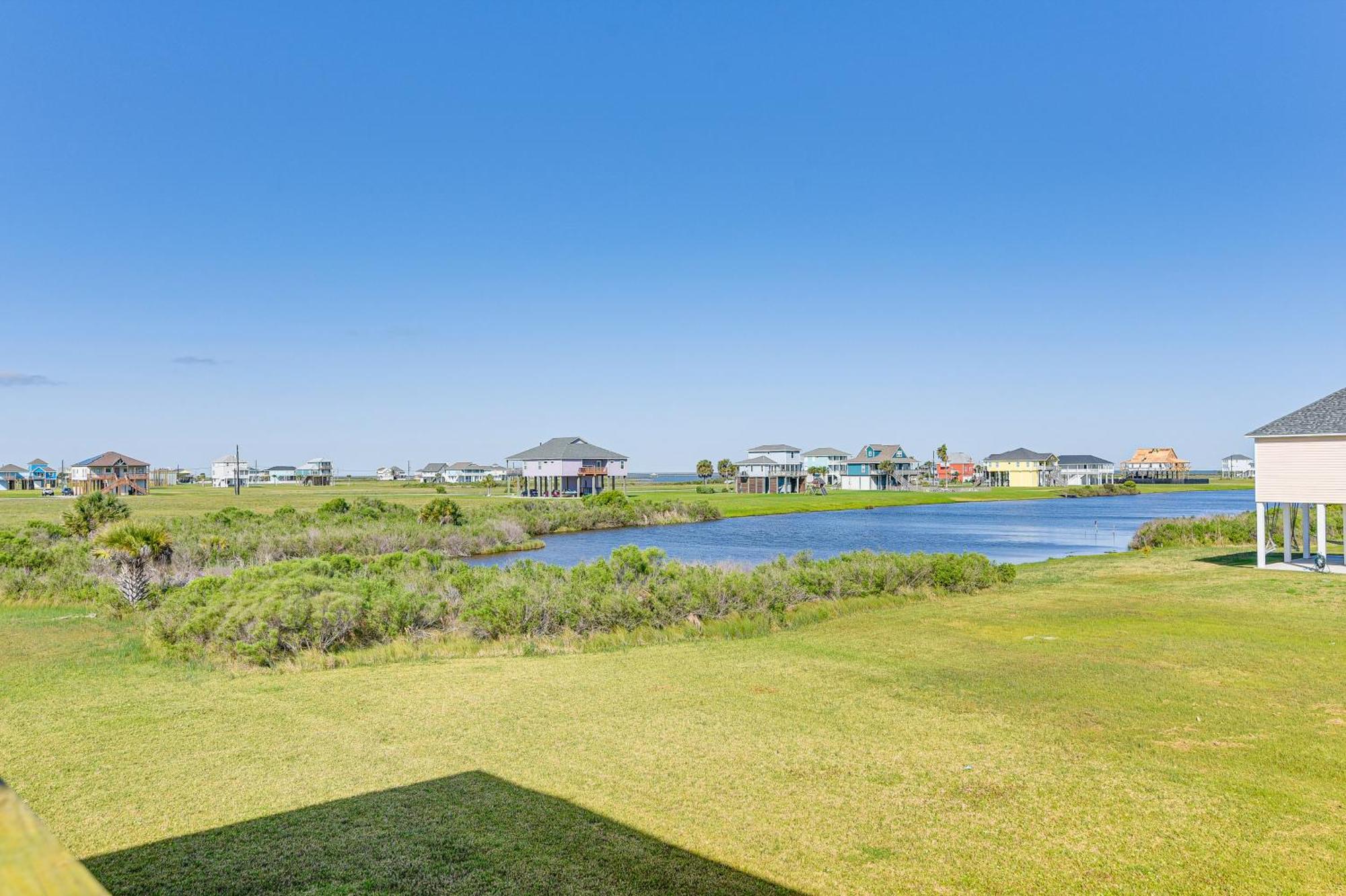 With Covered Patio Walk To Beach!
