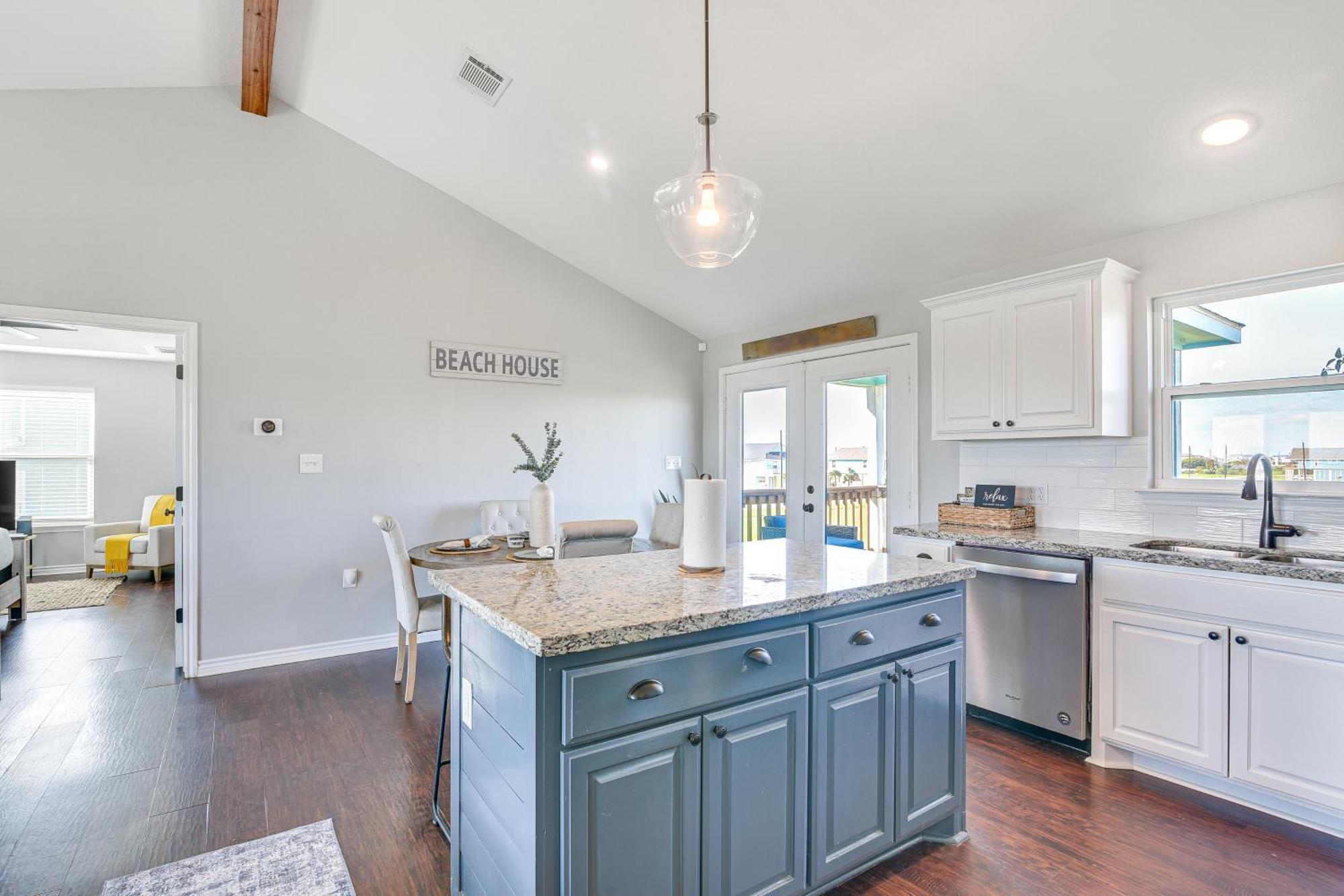 With Covered Patio Walk To Beach!