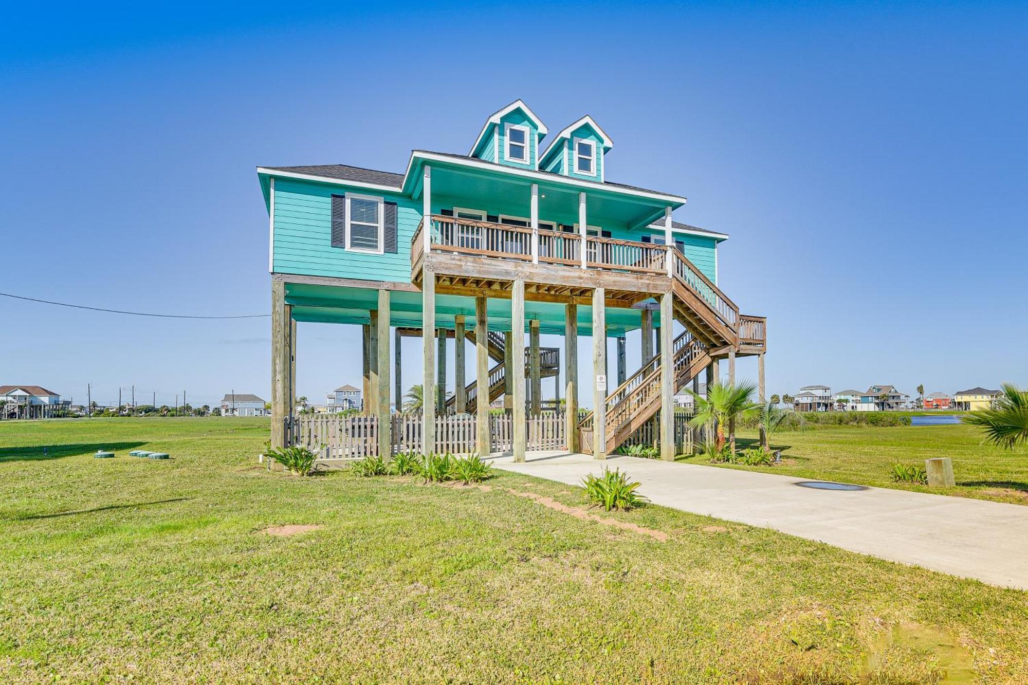 With Covered Patio Walk To Beach! *
