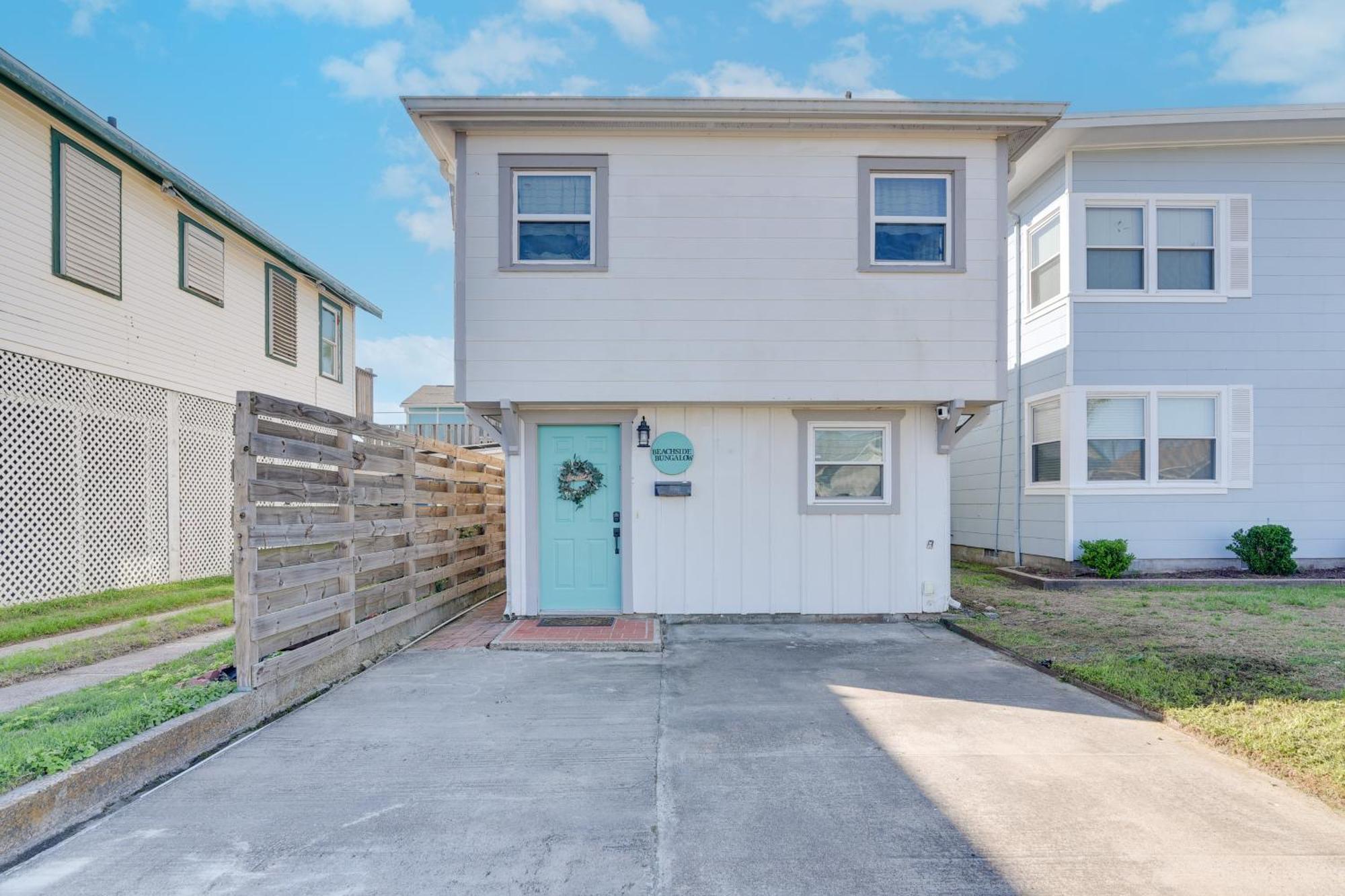Beachside 1 Block To Beach! Holiday home Galveston