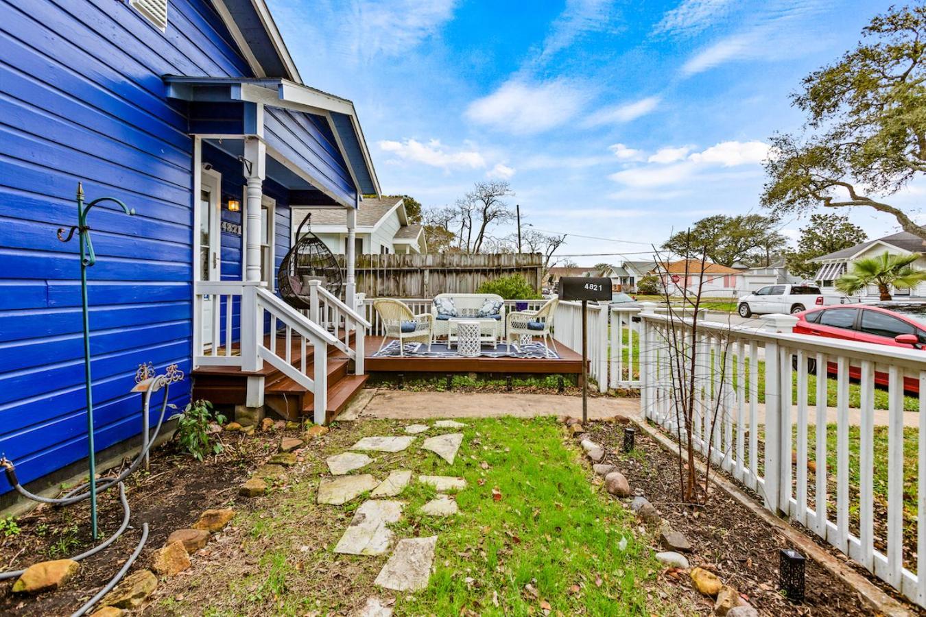 The Blue Oasis With Handicap Ramp Access Dog Friendly & Cowboy Pool Holiday home
