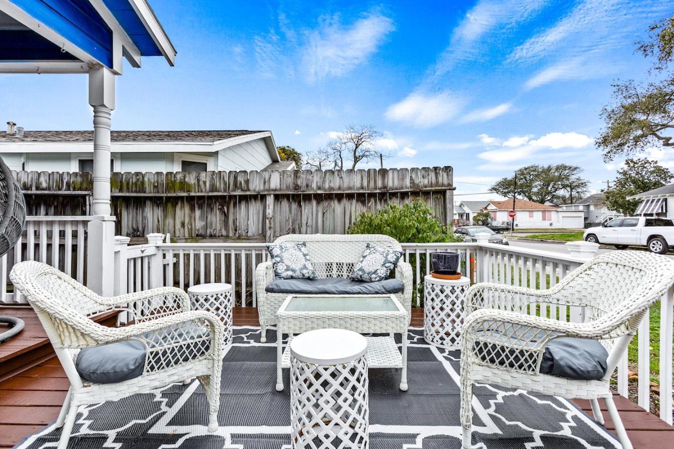 The Blue Oasis With Handicap Ramp Access Dog Friendly & Cowboy Pool Holiday home *