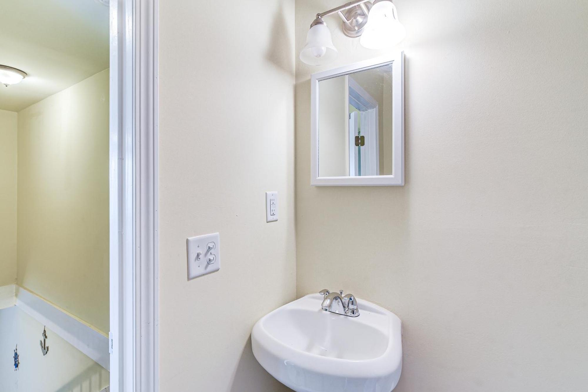 Bright Townhome Less Than 1 Mi To Downtown!